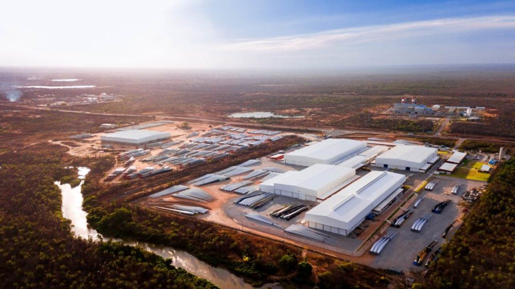 Uma batalha gigante está se formando no Ceará, onde um data center bilionário do TikTok pode ser paralisado. O Ministério Público Federal e a Defensoria Pública da União pedem a suspensão imediata das obras por falhas graves no licenciamento ambiental.

O povo indígena Anacé denuncia o projeto desde 2025, apontando a ausência de Estudo de Impacto Ambiental e de consulta popular. Anunciado com um investimento de R$ 200 bilhões, o empreendimento seria o primeiro data center do TikTok na América Latina, com inauguração prevista para 2027.

Agora, entidades de defesa do consumidor e de direitos se somam ao pedido de paralisação, defendendo transparência e participação real das comunidades afetadas antes de qualquer avanço. É um lembrete poderoso de que a ambição corporativa não pode passar por cima das pessoas, do território e do meio ambiente.