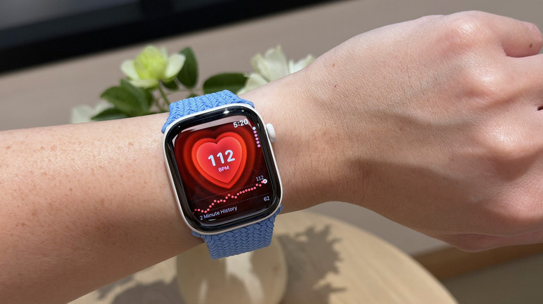 A Apple revelou os detalhes do Apple Watch Series 12 e ele traz muito mais novidades do que se esperava. O sistema de sensores foi reformulado, com um anel de 12 luzes, maior área de contato com a pele e amostragem bem mais frequente de frequência cardíaca, VFC e VO2 máximo.

O grande destaque é o novo conjunto de Inteligência de Áudio. O Live Rewind mostra a transcrição dos últimos 15 segundos do que foi dito perto de você, e o Siri Recap gera resumos do ambiente, tudo processado dentro do enclave seguro do relógio.

O ponto de atenção: é um relógio que escuta. A Apple garante que o áudio bruto nunca sai do enclave e não é armazenado, mas uma IA de áudio sempre pronta no seu pulso é um debate que precisamos ter antes de trocar mais conversas por conveniência.
