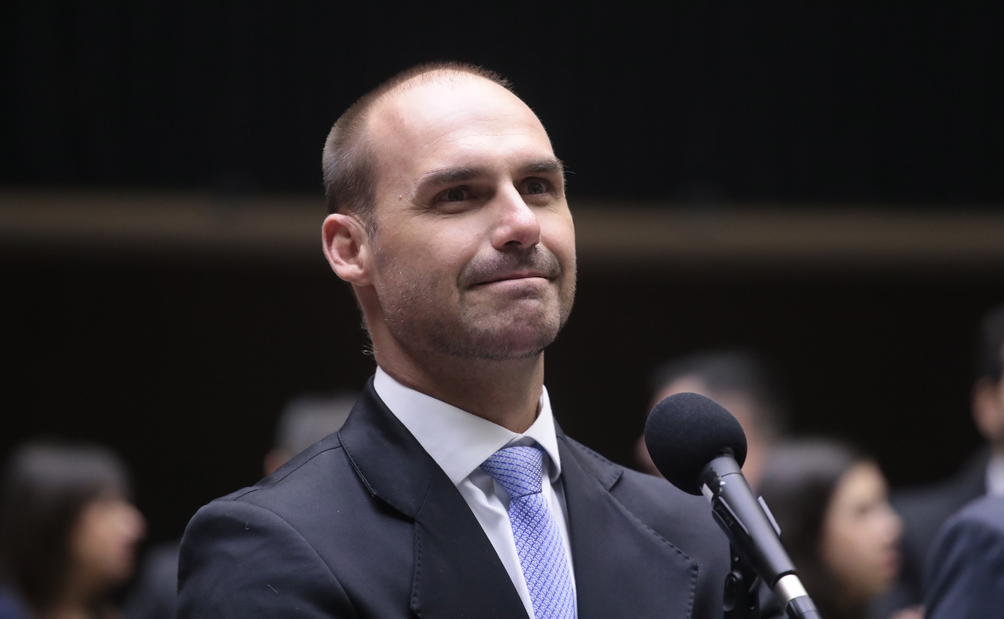 Eduardo Bolsonaro, filho do ex-presidente Jair Bolsonaro, foi oficialmente demitido do cargo de escrivão da Polícia Federal após faltar ao serviço por mais de 30 dias consecutivos sem justificativa. A decisão disciplinar, publicada no Diário Oficial da União, encerra o vínculo com uma carreira que começa acima de R$ 14 mil por mês e pode chegar a R$ 21,9 mil.

O ex-deputado vive nos Estados Unidos desde o início de 2025, alegando perseguição política depois de perder o mandato por excesso de faltas. Enquanto recebe de Donald Trump um green card para morar e trabalhar no país, fica o recado: cargo público não é herança para ser mantida aquecida do exterior.

Para uma família que construiu sua trajetória atacando as instituições, a demissão é uma derrota simbólica. A lei finalmente alcançou quem achava que podia simplesmente fugir das responsabilidades.