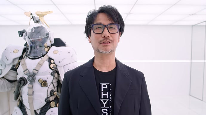 Hideo Kojima abriu o jogo sobre o momento em que a PlayStation Studios avisou que deixaria de financiar Physint, um projeto que ele descreve como o título de maior potencial de vendas que poderia criar. A notícia, dada em meados de junho, o deixou mais chocado do que irritado, e acima de tudo preocupado com as pessoas que dependem do estúdio para viver.

A Kojima Productions é independente, o que significa que uma única decisão corporativa de financiamento pode colocar um time inteiro em risco. Kojima contou que o estúdio encontrou um novo parceiro na Xbox, manteve todos os funcionários empregados sem demissões e realocou a equipe para o projeto de terror OD, enquanto um time menor segue com Physint. É assim que uma liderança responsável age, e o contraste com a onda de demissões em massa e fechamentos silenciosos de estúdios que as grandes publishers insistem em vender como estratégia é gritante.

O cenário maior mostra que o risco criativo está sendo esmagado por cálculos de lucro feitos em salas de reunião. Um jogo que ainda está a anos de lançamento é julgado por planilhas, e estúdios queridos pagam a conta. Apoiar desenvolvedores independentes e exigir que as publishers valorizem as pessoas que fazem os jogos é a única forma de manter a alma da indústria viva.
