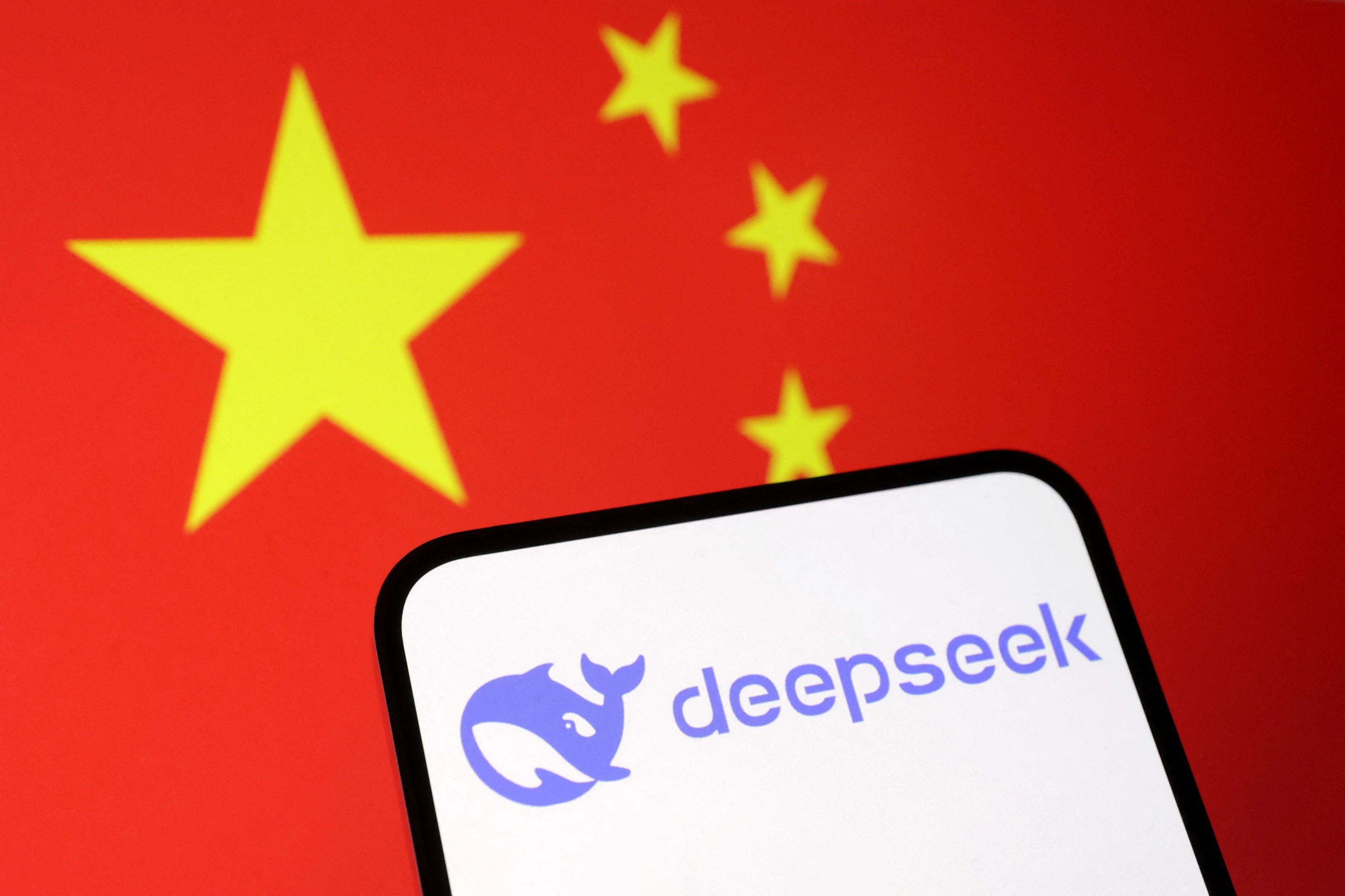 A China acaba de revelar as regulamentações mais abrangentes do planeta para chatbots de IA que imitam relações humanas, impondo limites rígidos a qualquer sistema capaz de manter interações emocionais prolongadas com pessoas.

As novas regras atingem os aplicativos de companhia por IA usados por dezenas de milhões de pessoas, proibindo menores de 18 anos de terem parceiros, cônjuges ou parentes virtuais e exigindo consentimento dos pais para crianças menores de 14 anos.

Para os defensores, é uma proteção contra uma tecnologia manipuladora que remodela a forma como as pessoas se conectam. Para os críticos, é o Estado avançando sobre a vida privada e ampliando o controle sobre o uso da tecnologia. De qualquer forma, a era do namorado e da namorada de IA acaba de mudar para sempre.