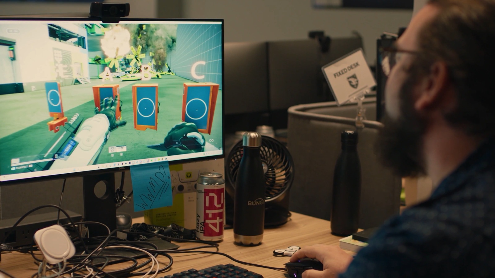 A Bungie finalmente revelou o futuro de Marathon, apresentando um roadmap detalhado que promete uma evolução massiva para o shooter de extração. A jornada começa em outubro de 2026 com uma reformulação da progressão, recompensas e experiência ao vivo, seguida por Symbiosis em dezembro de 2026, que introduz o primeiro modo PvE permanente do jogo, um Perimeter expandido, um novo shell, onboarding melhorado e um espaço social.

Até março de 2027, essas peças se unirão em experiências conectadas de PvE, PvP e PvEvP, com progressão mais profunda, um Cradle reformulado, mais narrativa, novos inimigos e uma zona inteiramente nova. Em uma indústria onde decisões movidas pelo lucro frequentemente levam a demissões em massa e fechamento de estúdios, o compromisso da Bungie com uma visão ambiciosa de longo prazo para Marathon é um lembrete de que a integridade criativa e o bem-estar dos desenvolvedores devem vir primeiro. Os fãs podem esperar uma experiência revigorada que respeita tanto os jogadores quanto as pessoas que a constroem.