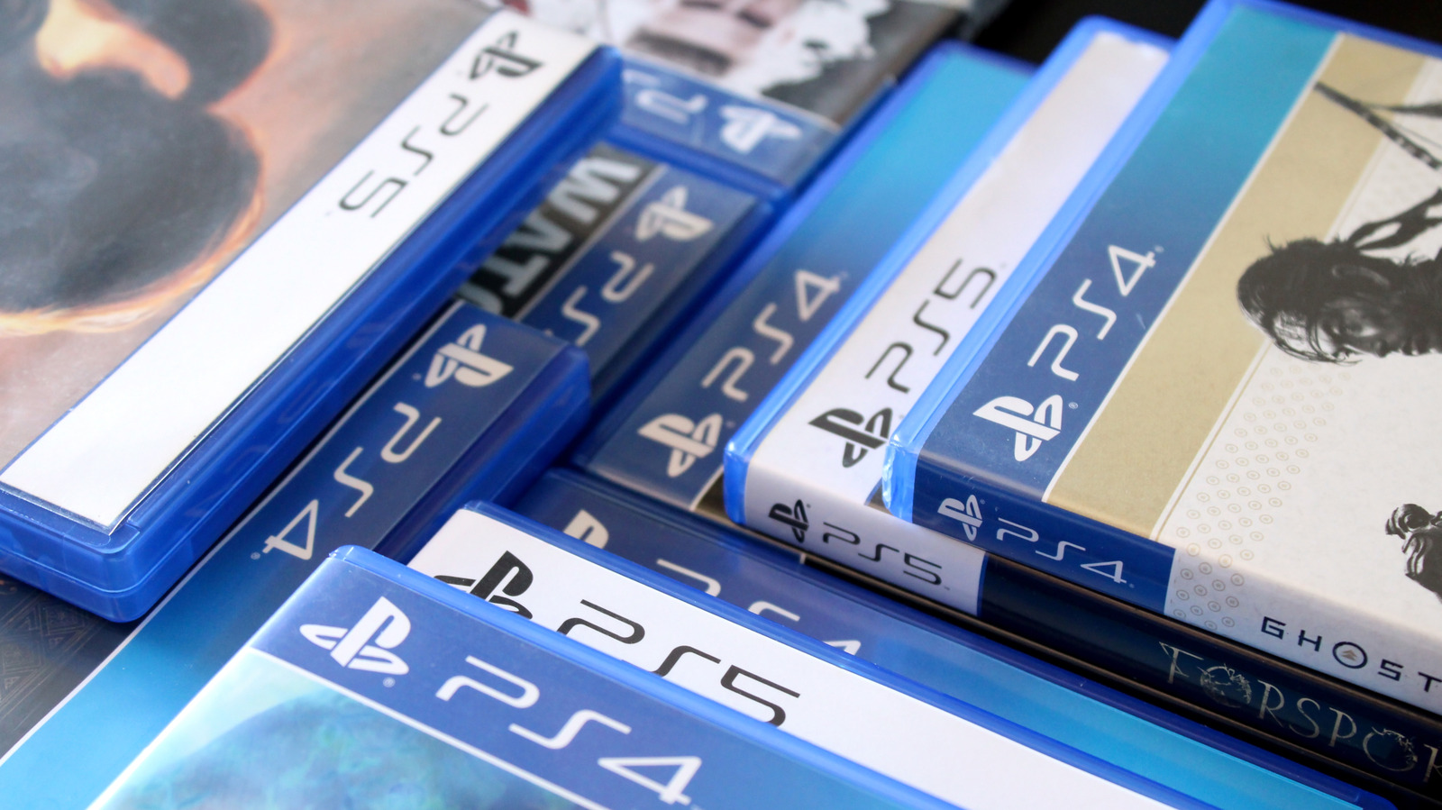 A guerra sem discos acaba de ganhar uma voz de peso. Ken Kutaragi, engenheiro por trás do PlayStation original, diz entender a raiva dos jogadores pelo fim da produção de discos da Sony, mas chama o apego aos discos de questão de mentalidade e argumenta que um futuro digital é economicamente inevitável. O problema? A própria posição jurídica da Sony afirma que compradores digitais recebem uma licença revogável, não propriedade, o que transforma a conveniência em controle.

Com o fim da produção de discos previsto para 2028, uma petição com mais de 352 mil assinaturas e um projeto de lei Power to the Players Act defendendo direitos reais de propriedade, a disputa está longe de terminar. Os jogadores têm razão em exigir mais do que acesso alugado disfarçado de futuro digital, e a indústria deveria proteger o trabalho criativo, o bem-estar dos desenvolvedores e os direitos do consumidor em vez de buscar a saída mais barata da mídia física.