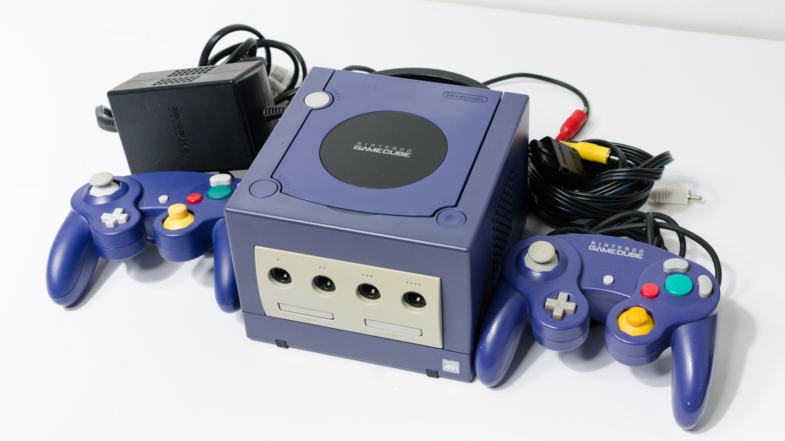 O console GameCube mais raro acaba de provar que o mercado retrô é coisa séria. A edição Final Fantasy Crystal Chronicles, limitada a apenas 150 unidades distribuídas em uma promoção de revista japonesa, foi vendida por US$ 7.500 este ano—e outra unidade saiu por quase US$ 7.000.

Esse modelo Crystal White se destaca dos padrões, e não está sozinho. O lendário GameCube da Heineken pode chegar a US$ 15.500, enquanto outras variantes exclusivas do Japão, como as edições Gundam Char e Tales of Symphonia, custam quatro dígitos. Colecionadores estão pagando fortunas por um pedaço da história da Nintendo.