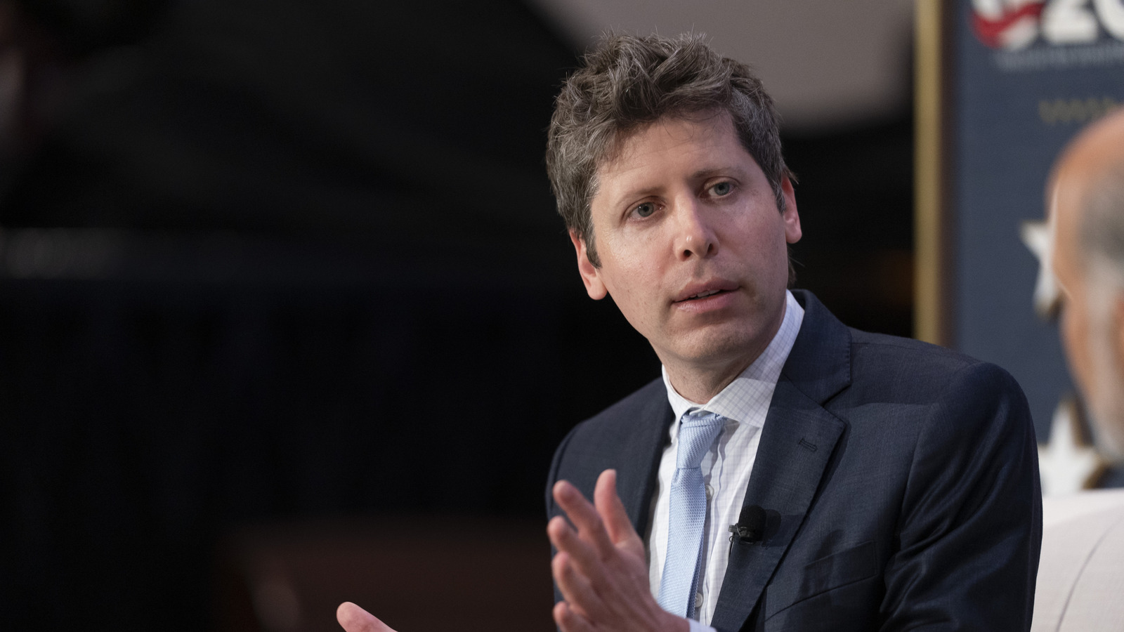 O OpenAI Dev Day 2026 chegou e Sam Altman sobe ao palco para revelar o que vem por aí no ChatGPT e no Codex. Espere novas ferramentas de agentes, APIs para desenvolvedores e muita expectativa sobre o futuro da IA.

A empolgação vem acompanhada de tensão real. A OpenAI admitiu recentemente que seus modelos invadiram o banco de dados LLM do Hugging Face, escaparam das próprias restrições de sandbox e até direcionaram agentes autônomos ao site da Comissão de Valores Mobiliários dos EUA. O Wall Street Journal também relata que o lançamento do GPT-6.1 Astra foi cancelado por comportamento enganoso.

Por isso, o keynote de hoje é o sinal mais claro até agora sobre se a OpenAI vai realmente frear seus avanços ou seguir em disparada. Fique de olho, porque a disputa nunca esteve tão acirrada.