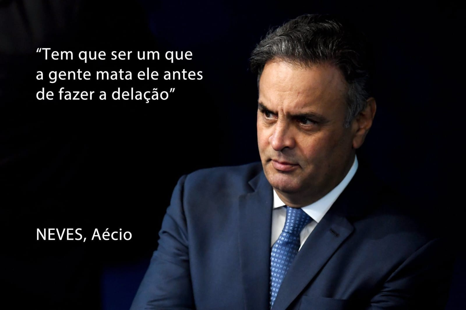 Uma gravação secreta simplesmente devastadora escancarou o que há de mais podre na elite política brasileira. No áudio, o ex-senador e ex-candidato à Presidência Aécio Neves aparece rindo ao sugerir que uma pessoa deveria ser morta antes de fazer uma delação premiada. A revelação chocou o país e expôs o lado violento e sombrio de um sistema político que muita gente já considerava perdido.

A conversa, gravada escondida em 2017 pelo empresário Joesley Batista, da JBS, mostra Neves negociando um repasse de 2 milhões de reais e escolhendo o próprio primo para pegar o dinheiro — com a justificativa grotesca de que o entregador poderia ser assassinado se pensasse em colaborar com a Justiça. São palavras dignas de organização criminosa, não de um senador da República.

Para milhões de brasileiros, foi a traição final. Aécio se apresentava como grande defensor moral contra a corrupção, mas a fita provou que a hipocrisia e a intimidação é natural dos "conservadores que pregam moralidade e justiça", entre muitas aspas. E mesmo depois do afastamento temporário do mandato, ele acabou absolvido nesse caso específico — uma decisão que escancara a impunidade de quem pode falar abertamente em encomendar mortes e continuar circulando livremente pelo Congresso. Essa fita segue sendo uma ferida aberta na democracia brasileira.
