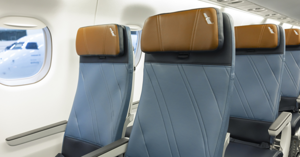 A American Airlines recebeu seu primeiro Embraer E175 equipado com os novos assentos RECARO de nova geração, trazendo uma experiência de cabine mais confortável e moderna para voos regionais. A atualização faz parte do esforço da companhia para tornar a frota regional mais consistente com o restante da experiência de viagem.

A Embraer afirma que os novos assentos combinam design contemporâneo, durabilidade e ergonomia centrada nos passageiros, com mais espaço individual e para as pernas sem comprometer o conforto. A iniciativa também reforça o investimento contínuo na plataforma E175, incluindo conectividade avançada e radar meteorológico de nova geração.