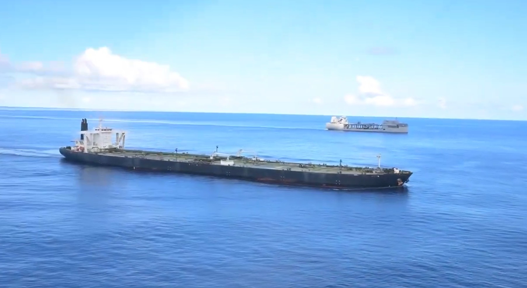 Os Estados Unidos apreenderam três petroleiros que transportam quase 6 milhões de barris de petróleo iraniano, e dados de rastreamento mostram que as embarcações agora cruzam o Atlântico em silêncio. Dois deles, o Majestic X e o Tifani, foram vistos na costa norte do Brasil.

Avaliada em cerca de US$ 600 milhões, a carga está no centro do bloqueio marítimo de Washington aos portos iranianos, uma medida que críticos classificam como apropriação pura e simples disfarçada de fiscalização.

Os navios estão sob sanções dos EUA ligadas à tentativa de sufocar as exportações de petróleo do Irã, e a Casa Branca segue sem informar o destino real do combustível. É mais um lembrete de como a guerra econômica é travada longe de qualquer votação pública.
