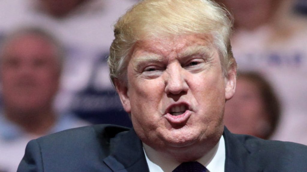 Paul Krugman, um dos economistas mais respeitados do mundo, está acendendo o alerta: se Donald Trump perder o poder, ele pode tentar 'punir' os Estados Unidos. O aviso chega em meio à possibilidade de derrota nas eleições de novembro, e o temor é que os danos à democracia vão muito além das políticas públicas.

Em nova análise, Krugman argumenta que as provocações, guerras comerciais e mudanças bruscas de posição de Trump já destruíram a confiança global em Washington. Ele chega a comparar os últimos dias de um Trump enfraquecido a 'Der Untergang' — a queda de um regime que prefere queimar o próprio sistema a entregá-lo.

Para o economista, uma eventual derrota de Trump não é o fim da crise. O desgaste das instituições e da posição internacional dos EUA pode levar anos para ser reparado — e um presidente desesperado, sem nada a perder, é o maior risco de todos.