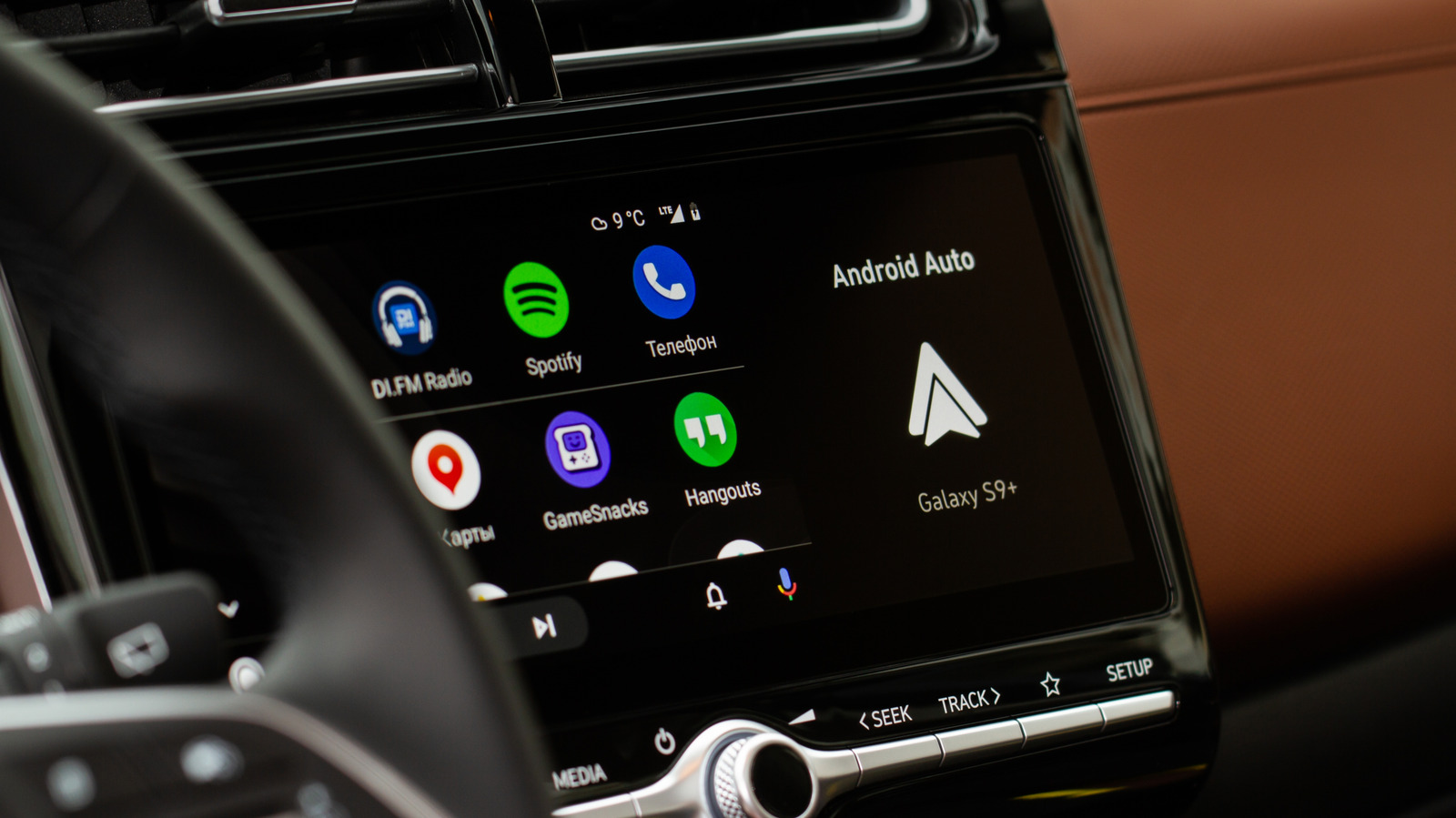 O Android Auto pode transformar um início tranquilo em um show surpresa, mas um ajuste simples pode acabar com o autoplay. Vá em Configurações > Dispositivos conectados > Android Auto e desative a opção Iniciar música automaticamente para manter o som desligado até você escolher.

Se o Spotify insistir em tocar sozinho, o problema pode estar no Bluetooth. Tente desemparelhar o celular do carro ou testar com outros dispositivos conectados, e mantenha apps e firmware atualizados. Não existe solução universal, mas esses passos podem salvar o seu trajeto.