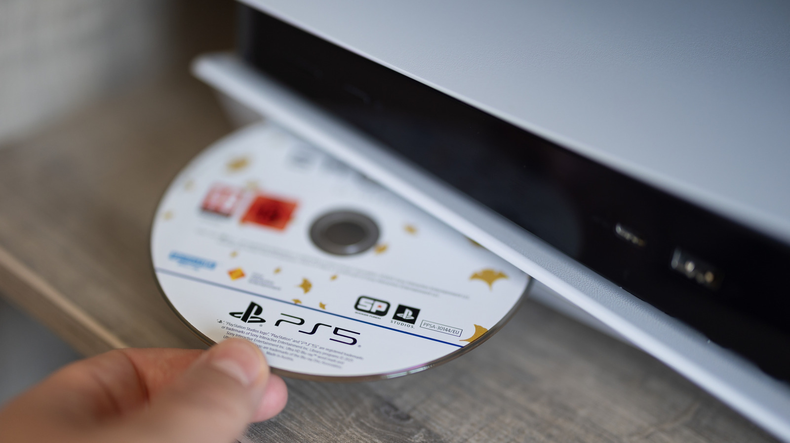 O PlayStation 5 chegou em 2020 custando US$ 399 na edição digital e US$ 499 no modelo com leitor de disco. Seis anos depois, os mesmos consoles agora saem por US$ 599 e US$ 649, um salto dramático que contraria tudo o que sabíamos sobre o fim de uma geração de consoles.

A desculpa é a escassez global de memória e RAM alimentada pelo boom da IA, com data centers estocando DRAM e NAND de ponta. A própria Sony admitiu a investidores que os preços altos da memória encarecem a produção, enquanto o PS5 Pro disparou para surpreendentes US$ 900.

Mas a verdadeira história é a ganância corporativa: a Sony aumenta preços, corta armazenamento e planeja acabar com os discos físicos em 2028, tudo enquanto desenvolvedores e jogadores arcam com as consequências. É isso que o capitalismo agressivo faz quando chega à sua sala de estar.