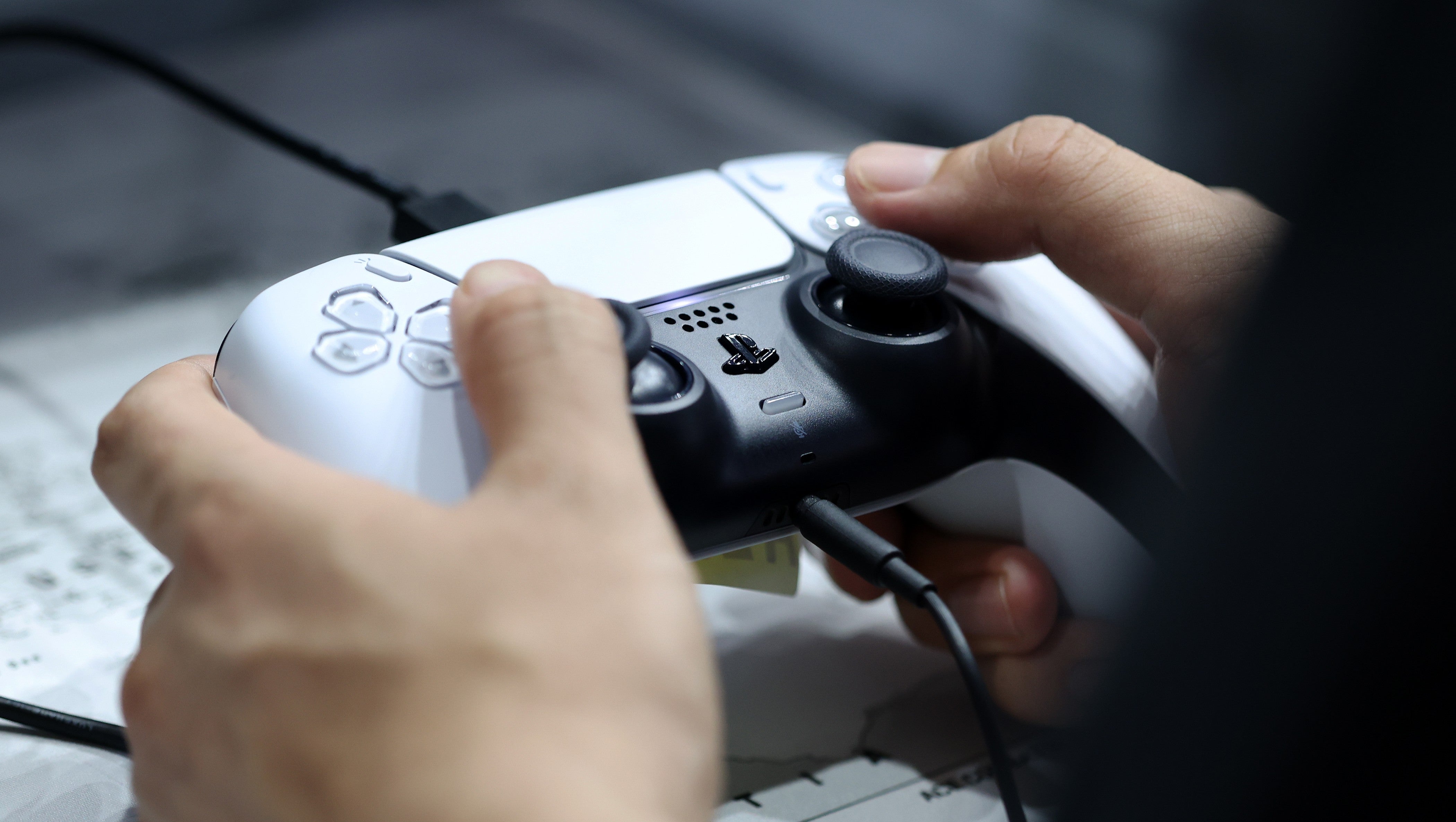 A febre da emulação de PS5 no PC virou um prato cheio para golpistas. A equipe de inteligência de ameaças da NordVPN identificou uma campanha que esconde malware infostealer em repositórios do GitHub disfarçados dos projetos de emulador mais comentados do momento, esperando que jogadores ansiosos façam o download.

Os arquivos maliciosos são feitos para resistir: entram na lista de exclusões do Windows Defender, usam técnicas pesadas de anti-análise para fugir da detecção e apagam os próprios rastros depois da infecção. Quando alguém percebe que algo está errado, os dados já foram embora.

O recado é direto: trate qualquer download de emulador de PS5 para PC como hostil até prova em contrário. Verifique a origem, teste em ambiente isolado e desconfie de atalhos gratuitos para uma biblioteca de exclusivos, porque é exatamente essa a isca usada por essas operações. A Sony segue reforçando o firmware e a cena homebrew segue reagindo, mas ninguém deveria pagar essa conta com os próprios dados.