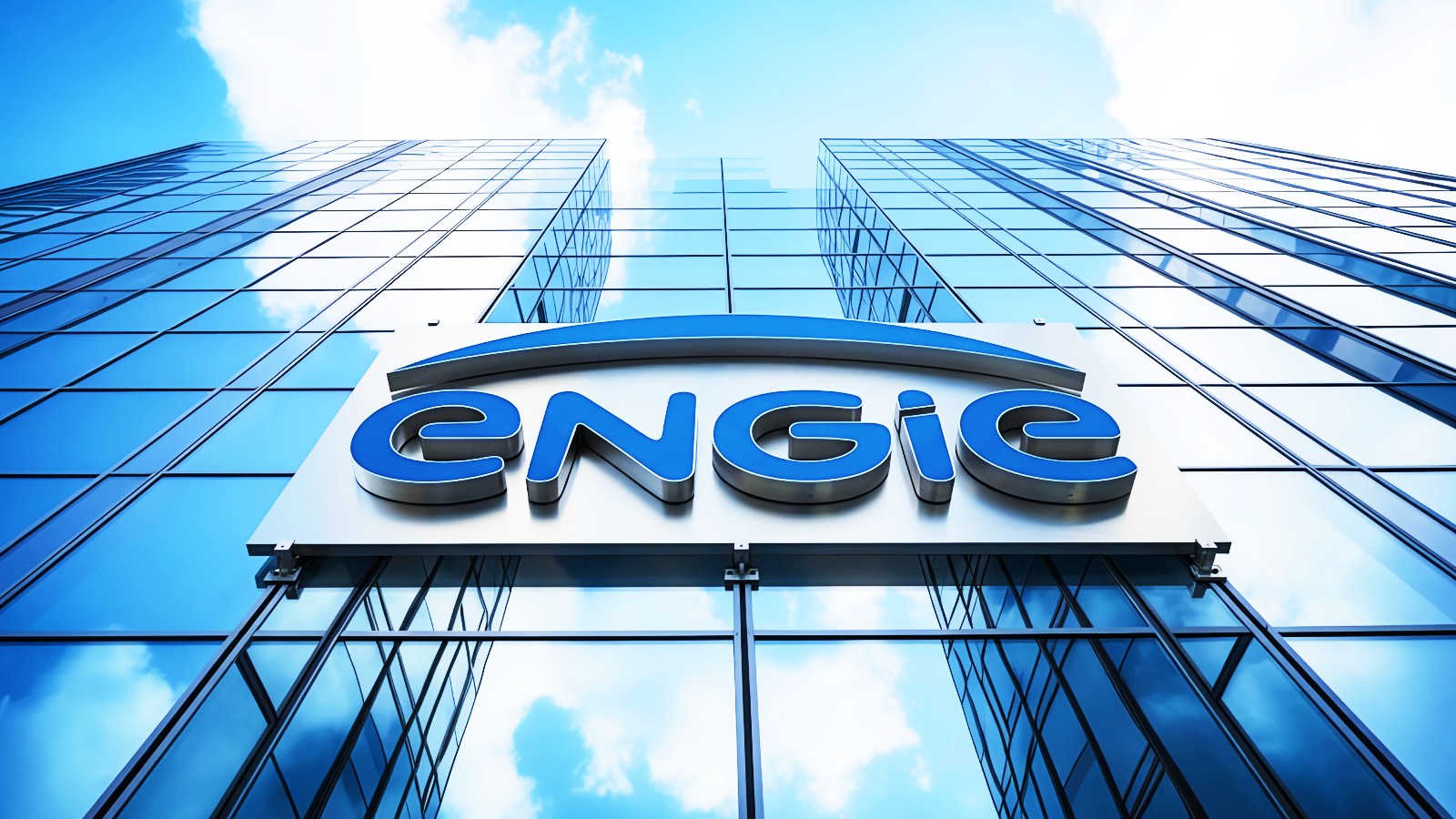 A gigante francesa de energia ENGIE confirmou que atacantes roubaram dados de clientes após comprometerem uma plataforma de marketing usada por parceiros de negócios. A empresa afirma que seus sistemas internos de TI não foram invadidos e que o incidente está restrito a clientes na França.

Dados expostos incluem nomes, endereços residenciais e de e-mail, telefones, identificadores de cliente, números de contrato e pontos de entrega ou medição de energia. A ENGIE diz que nenhum dado bancário foi afetado e notificou autoridades e clientes, alertando para riscos de phishing e fraude.

Com informações de contato de clientes nas mãos erradas, o caso reforça que ferramentas de terceiros e acessos de parceiros podem virar portas de entrada de alto impacto. Proteção de credenciais, monitoramento e defesas de privacidade são mais essenciais do que nunca.