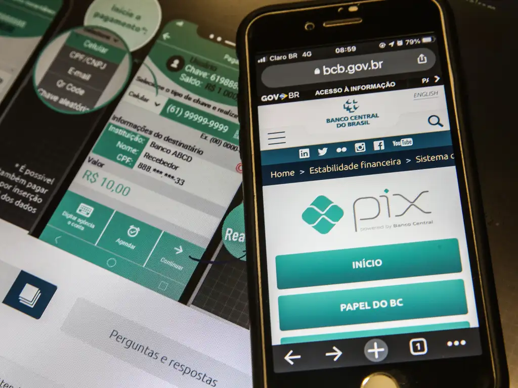 O Pix se tornou um fenômeno global: gratuito, eficiente e capaz de incluir bancariamente 70 milhões de brasileiros. Esse sucesso virou alvo de uma investigação da Seção 301 do USTR, que acusa o Brasil de 'práticas desleais'. O verdadeiro incômodo? O Pix é barato demais, bom demais e desafia o domínio de Visa, Mastercard e do WhatsApp Pay.

Por trás do tarifaço e das articulações da família Bolsonaro, está uma disputa de soberania. Em 2024, o Pix movimentou R$ 26,4 trilhões e inspirou sistemas de pagamento em 47 países, incluindo o BRICS Pay. Isso ameaça a hegemonia do dólar e os lucros bilionários das bandeiras de cartão. Como disse o Nobel Paul Krugman, punir o Pix é declarar guerra ao futuro. Defender o Pix é defender o Brasil.