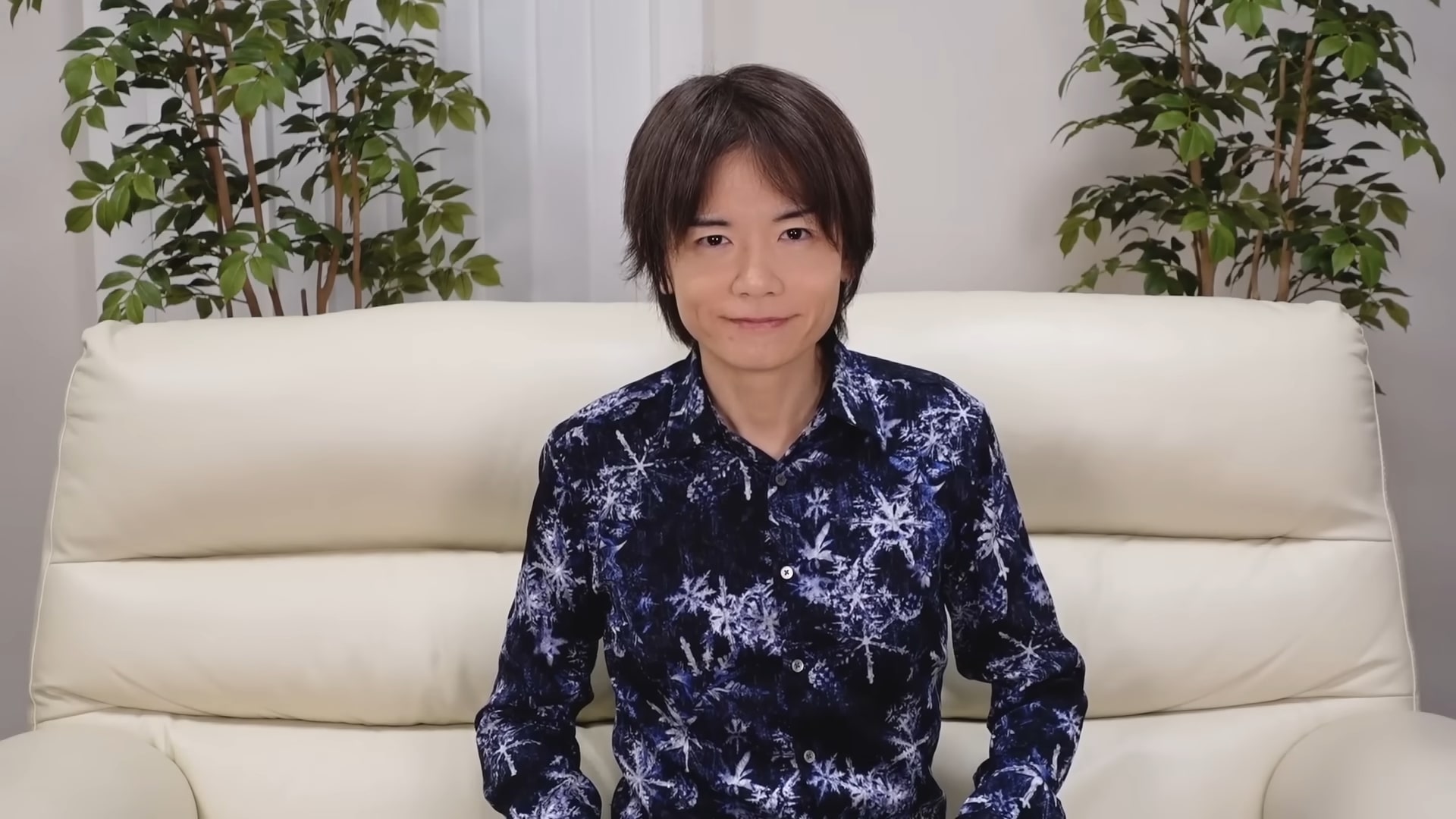 Masahiro Sakurai está acendendo o alerta sobre a corrida pelo uso de IA no desenvolvimento de games, avisando que a indústria pode afundar em uma onda de lançamentos derivativos e injogáveis. Com a Steam já registrando cerca de 19 mil lançamentos por ano, ele argumenta que a produção automatizada só vai dificultar a descoberta e tornar a criatividade mais rara.

A mensagem chega enquanto grandes empresas como a Xbox experimentam equipes de programação com IA. O ponto de Sakurai é claro: o público quer ideias ousadas e originais, não atalhos corporativos que copiam o que já existe e ameaçam esmagar o trabalho criativo que os desenvolvedores trazem para o meio.