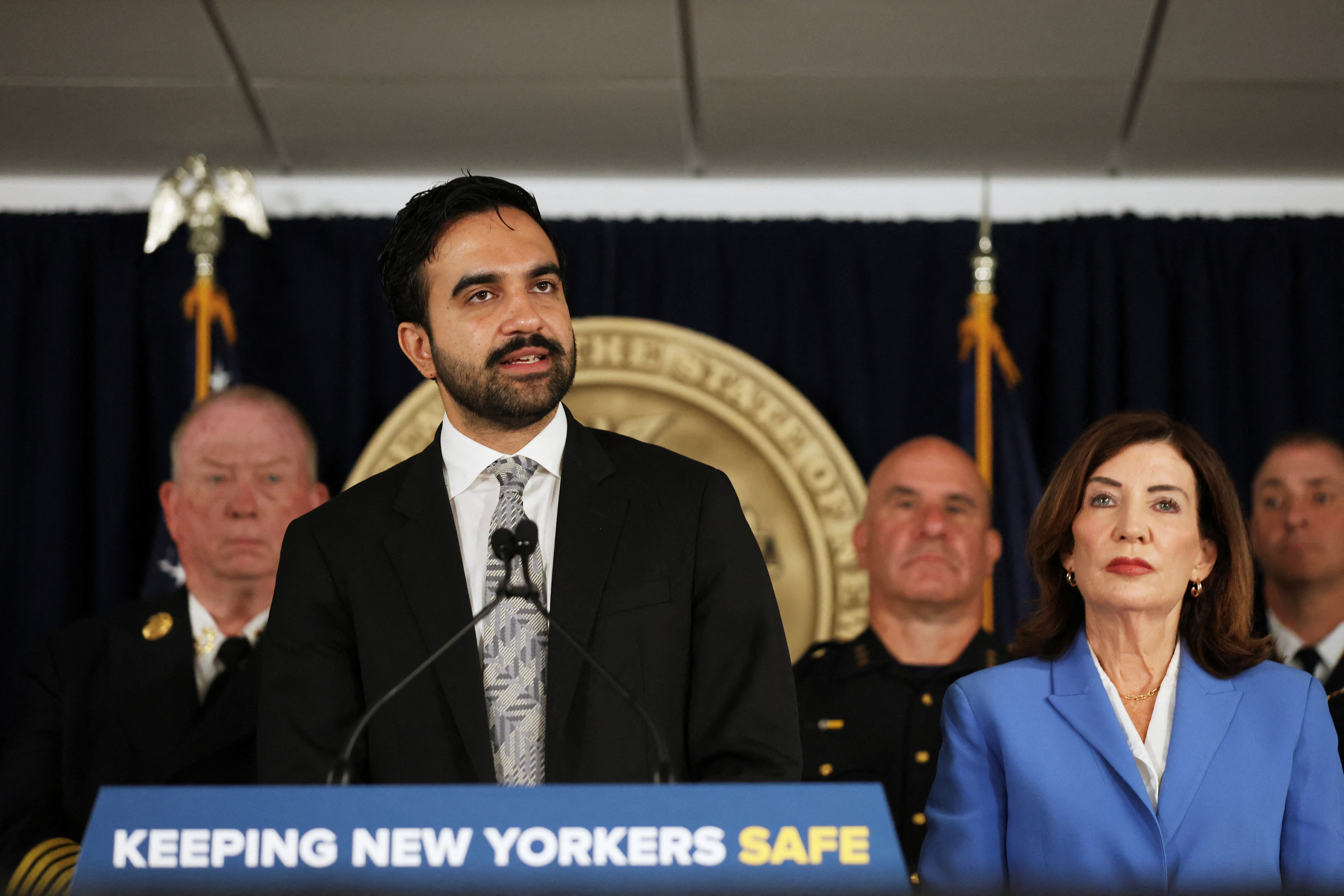 A cidade de Nova York apertou o freio na inteligência artificial nas escolas públicas. Em uma medida para o ano letivo de 2026/2027, o prefeito Zohran Mamdani anunciou a suspensão de todo software que usa IA generativa para alunos, afetando cerca de 600 mil estudantes até o 8º ano.

“A indústria de tecnologia quer que acreditemos que a educação infantil impulsionada por IA não só é inevitável, como necessária. Nós não vemos as coisas dessa forma”, disse Mamdani. A cidade também vai criar aulas de alfabetização em IA duas vezes por ano e programas piloto com supervisão de educadores.

Professores continuam podendo usar IA no planejamento de aulas e na organização de horários, mas a prioridade volta a ser clara: crianças aprendem com professores e com conexão humana, não com algoritmos de empresas de tecnologia.
