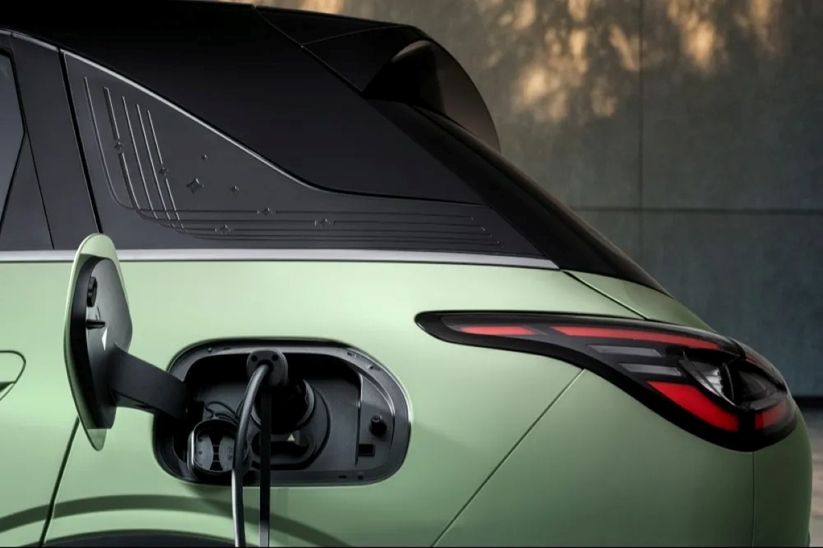A montadora chinesa Geely acaba de apresentar um avanço no carregamento que pode mudar de vez o que significa viajar de carro elétrico. Seu novo carregador ultrarrápido entrega impressionantes 2,2 MW e leva a bateria de 10% a 70% em apenas quatro minutos, chegando à carga completa em 8 minutos e 40 segundos.

É mais que o dobro da potência da rival BYD, cujos eletropostos de 1 MW ainda concluem a recarga em pouco mais de nove minutos. Para garantir segurança nessa velocidade extrema, a Geely aposta em inteligência artificial embarcada no veículo, monitorando a saúde da bateria, o controle térmico e os riscos ligados à enorme quantidade de energia.

Há um porém: nem todo elétrico suporta essa corrente. A recarga ultrarrápida exige componentes reforçados, sistemas de segurança mais robustos para bateria e motor e um carregador compatível, o que encarece o veículo. A Geely ainda não revelou quais modelos terão a tecnologia, então a corrida para reduzir o tempo de recarga está apenas começando.