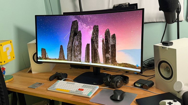 Conheça o Alienware 39 5K, um monitor ultrawide OLED de 39 polegadas com resolução 5K, brilho HDR impressionante e espaço vertical suficiente para parecer uma tela 4K de 32 polegadas esticada na sua visão periférica. Ele entrega o ponto ideal de imersão que falta na maioria dos ultrawides.

Com 165 Hz no modo 5K nativo e troca rápida para o modo 1080p+ a 330 Hz para jogos competitivos, o monitor se adapta a qualquer estilo de jogo. Por US$ 1.100, ele sai mais barato que concorrentes comparáveis, mantendo cores precisas e pretos profundos. Pode ser o monitor que faltava para PC.