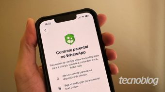 A Meta começou a liberar no Brasil um novo recurso de controle parental no WhatsApp, dando a pais e responsáveis voz direta sobre como adolescentes de 13 anos ou mais usam o aplicativo. Da visibilidade da foto de perfil a quem pode adicionar o jovem a grupos, as famílias ganham ferramentas reais para criar um ambiente mais seguro.

Os responsáveis também recebem notificações quando o adolescente entra ou sai de um grupo, ou quando um grupo cresce de repente, tudo isso sem jamais ler uma única mensagem privada. A criptografia de ponta a ponta segue intacta e um PIN de seis dígitos mantém o controle em mãos confiáveis.

Ame ou critique, essa é uma mudança enorme na forma como o maior app de mensagens do mundo lida com a segurança de menores, e o debate entre vigilância e privacidade só tende a crescer.