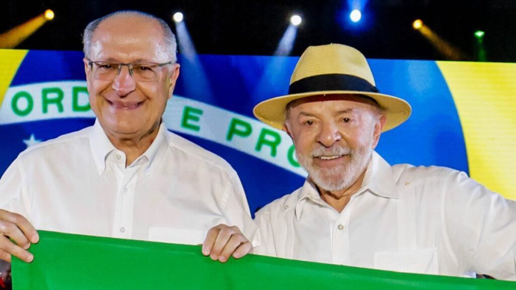 O novo programa de governo de Lula apresenta uma visão poderosa para reconstruir a base industrial brasileira com tecnologia e sustentabilidade no centro. O plano prioriza inteligência artificial, minerais críticos e Indústria 4.0 para posicionar o país como um player global de peso.

A proposta também enfrenta com firmeza pressões externas injustas, como as tarifas americanas, e busca transformar uma estratégia de governo em uma política de Estado permanente. É um passo decisivo para a soberania econômica e um futuro mais justo e sustentável.

Agora a pergunta é se o Brasil conseguirá transformar essa ambição em realidade. Com o financiamento certo e apoio institucional, isso pode remodelar a economia nacional por décadas.
