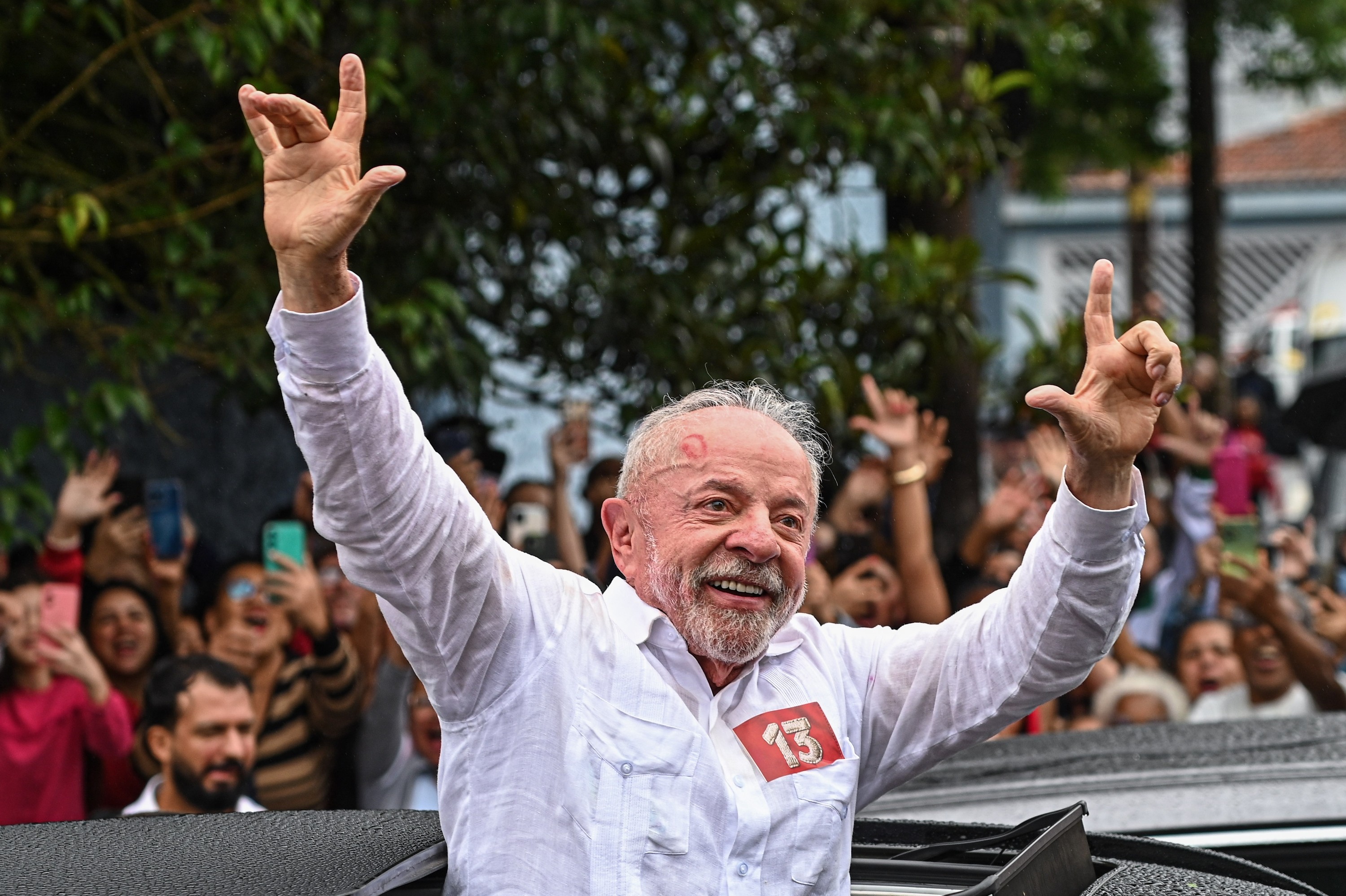 O EWZ, ETF do Brasil, despencou 19% após a reeleição de Lula, provocando uma onda de pânico entre investidores que apostavam pesado em uma volta da extrema-direita. A reação brusca do mercado escancarou o quanto o capital especulativo temia uma vitória democrática e a rejeição ao extremismo conservador.

Antes da eleição, o Ibovespa fechou em alta de 0,47%, aos 205.083 pontos, e o dólar recuou 0,90%, a R$ 4,9930. Agora, a pergunta é como a economia brasileira vai digerir a mudança política e se o medo do mercado dará lugar à confiança em um governo legitimado pelas urnas.