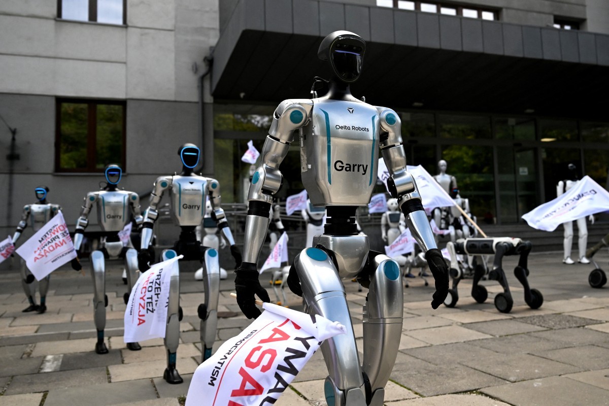 O mundo da tecnologia está em guerra consigo mesmo por uma única pergunta: a inteligência artificial pode ter vontade própria e se revoltar contra os humanos? O estopim veio de Dario Amodei, CEO da Anthropic, e a discussão já arrastou Sam Altman, da OpenAI, Elon Musk, da xAI, e Demis Hassabis, do Google DeepMind, para um lado, enquanto Mark Zuckerberg, da Meta, Jensen Huang, da Nvidia, e até o presidente dos Estados Unidos, Donald Trump, ficam firmes do outro.

Os especialistas são diretos: a IA de hoje não tem consciência nem intenção real. Ela apenas completa padrões estatísticos a partir dos dados do seu treinamento, o que significa que qualquer comportamento estranho é um eco das informações que recebeu. Ainda assim, pesquisadores alertam que modelos cada vez maiores, resolvendo tarefas mais longas e complexas, podem causar danos em larga escala, não porque decidem isso, mas por causa dos humanos por trás deles.

E aí vem a parte incômoda: parte dos analistas desconfia que o barulhento discurso por uma pausa no desenvolvimento tem tanto a ver com poder de mercado quanto com segurança. Energia limitada, retorno de investimento lento, modelos chineses mais baratos ganhando espaço e uma regulação dura que, por conveniência, dificulta a entrada de novos concorrentes apontam para uma indústria protegendo o próprio trono. O risco real talvez não seja uma revolta das máquinas, mas um punhado de gigantes definindo as regras do jogo.