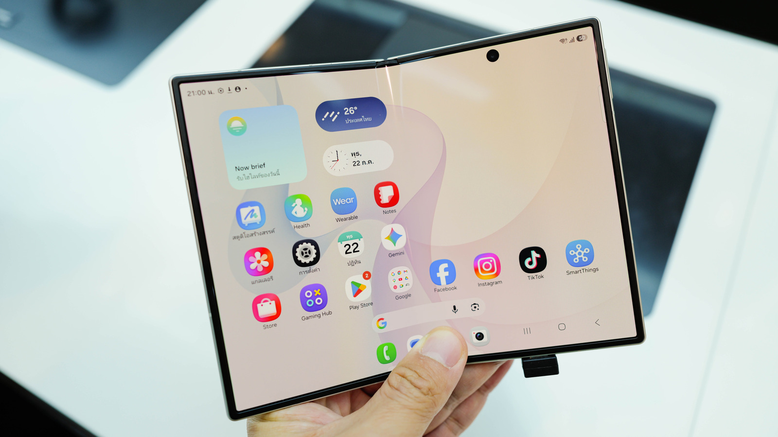 A Apple finalmente entrou na disputa dos dobráveis com o iPhone Duo, e os efeitos já estão remodelando toda a categoria. Antes mesmo do aparelho chegar às lojas, relatos apontam um salto nas vendas do Galaxy Z Fold 8, com consumidores correndo para testar o formato antes do lançamento da Apple.

Essa é a parte que a indústria raramente admite em voz alta: concorrência de verdade empurra o mercado inteiro para frente. Dobráveis ainda são uma fatia minúscula dos envios globais de smartphones, e a chegada da Apple é exatamente o tipo de pressão que força hardware melhor, interfaces mais inteligentes e, o mais importante, preços mais baixos.

A camada nano-texturizada fosca da Apple reduz o vinco da tela, e sua interface adaptada ao formato escancara como o software de boa parte dos concorrentes ainda parece inacabado. A Samsung já cortou preços em alguns mercados. Se é isso que um novo jogador na mesa provoca, a era dos dobráveis ficou muito mais interessante.