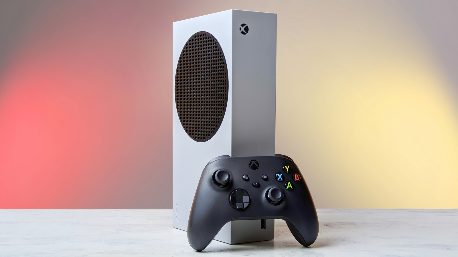 O Xbox Series S continua sendo a forma mais acessível de entrar na atual geração Xbox, e há um bom motivo para isso. Diferente do Series X, ele é um console somente digital, com hardware menos potente, o que o torna uma opção econômica para quem não precisa de 4K ou leitor de discos.

Mas não se engane pelo preço menor. O Series S ainda suporta 120 fps, usa um CPU AMD Zen 2 personalizado e é 60% menor que o irmão mais velho. Se você joga principalmente via Game Pass e não se importa com jogos físicos, é uma pechincha. No entanto, com os preços dos consoles subindo devido à escassez de componentes, vale questionar por que os jogadores estão pagando mais por um hardware que está no fim do seu ciclo de vida.

Para quem quer o máximo de desempenho e leitor de discos, o Series X é o caminho. Mas se você está com o orçamento apertado e quer uma máquina compacta e digital, o Series S entrega um valor incrível.