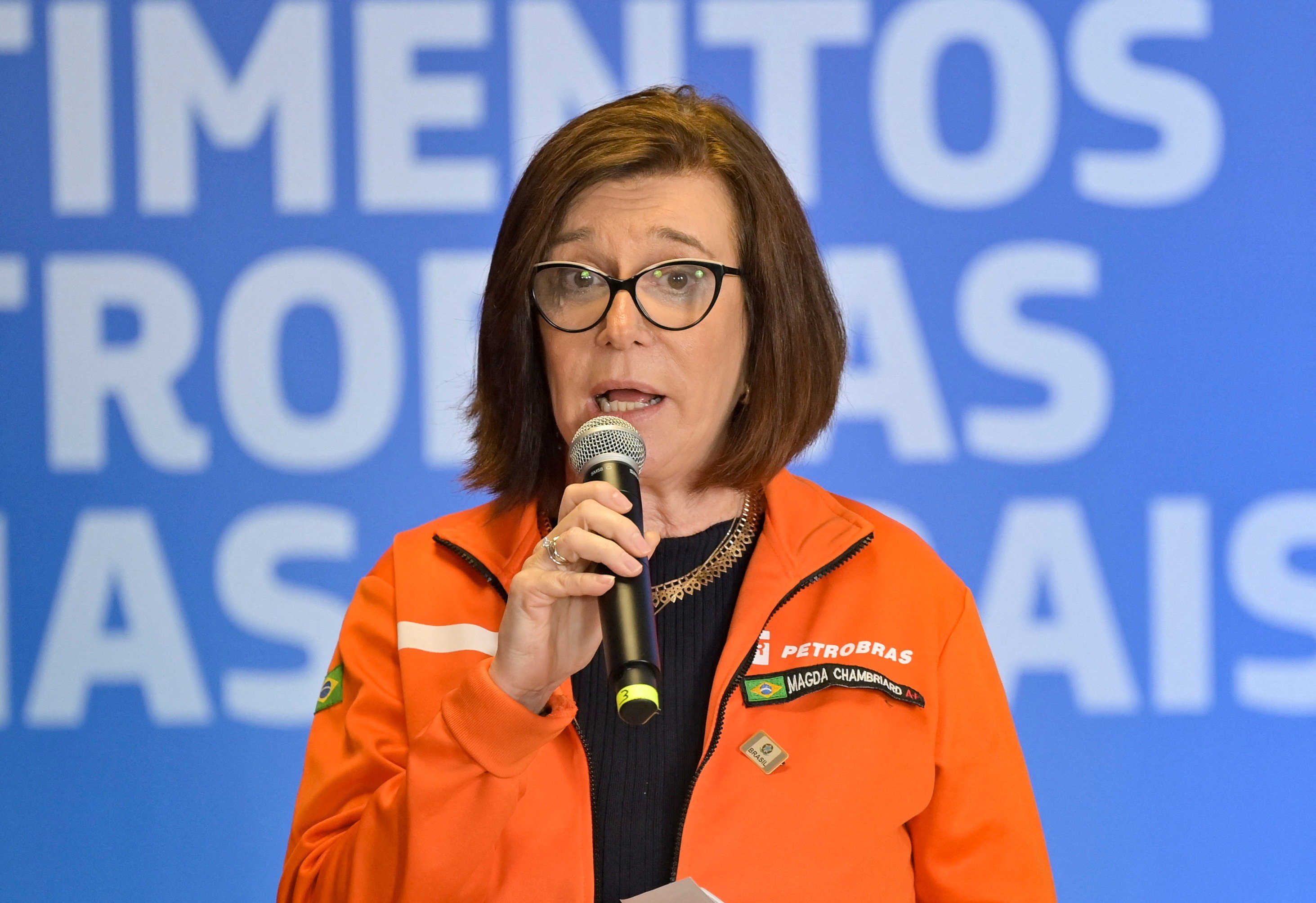 Petrobras anunciou a descoberta de hidrocarbonetos na bacia da Foz do Amazonas, no litoral do Amapá. Trata-se de um achado 'absolutamente relevante' para a estatal, que aposta na reposição de reservas para evitar que o Brasil volte a importar petróleo nos próximos anos.

O poço Morfo está localizado a 175 km da costa, sob uma lâmina d'água de quase 3 mil metros. A expectativa é que a produção em águas ultraprofundas comece em até sete anos, mantendo o país como protagonista geopolítico no setor durante a transição para energias mais limpas.