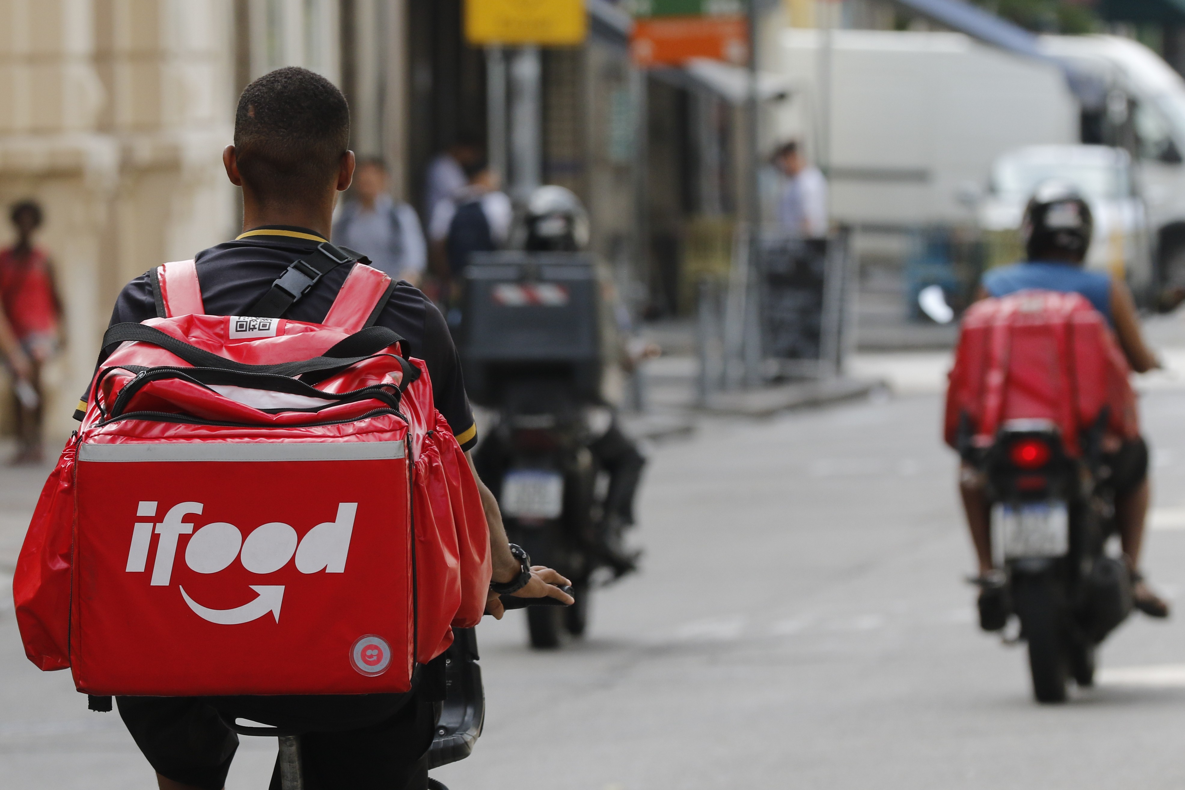 As plataformas de entrega crescem no Brasil e já movimentam a rotina de 1,7 milhão de trabalhadores, mas os acidentes de trabalho seguem invisíveis. Não há dados oficiais confiáveis sobre quantos entregadores se machucam nas ruas, e as empresas se recusam a abrir seus algoritmos ou divulgar números básicos de segurança.

O Ministério Público do Trabalho critica a opacidade das empresas: sob a justificativa de segredo comercial, elas não informam nem quantos entregadores estão ativos. Enquanto isso, trabalhadores como Silvio, que fraturou a clavícula após uma queda, ficam sem rede de proteção, previdência e assistência adequada.

Faltam dados, mas sobra exploração. O Brasil corre para regulamentar o setor, mas os entregadores precisam de proteção real agora — e não de respostas vazias de relações públicas.