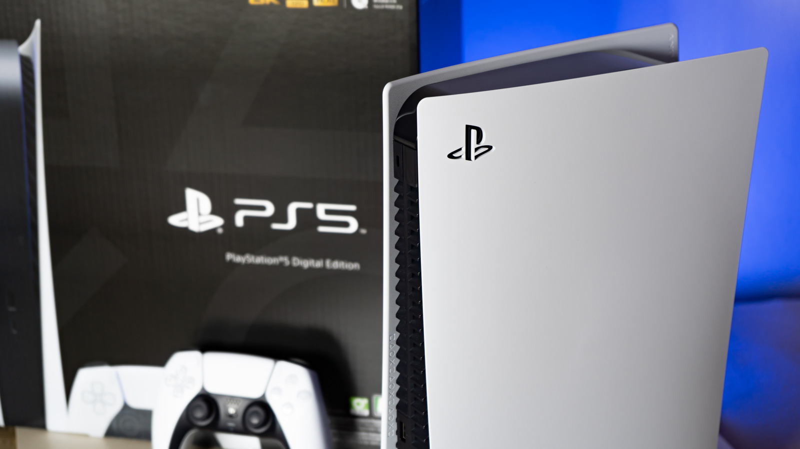A Sony confirmou o fim de uma era: o UBP-X700/K, seu último leitor de Blu-ray 4K dedicado, sai de linha no Japão, e a produção de discos físicos de jogos para PS5 termina em janeiro de 2028. Com isso, o PS5 fica como o único aparelho da Sony capaz de rodar Blu-ray UHD no mercado japonês, e a pergunta fica no ar: o PS6 vai sequer ter leitor de discos?

Para quem coleciona, o prejuízo é real. Um Blu-ray 4K ainda entrega imagem muito superior a qualquer streaming, e as lojas digitais podem retirar um título do catálogo no instante em que um contrato de licença expira. Isso não é progresso, é um aperto movido a lucro que entrega à Sony e a todas as publishers o controle total sobre o que você assiste, joga e por quanto tempo.

A PlayStation já tinha dado um golpe duro na preservação de jogos ao anunciar o corte dos discos em 2028, e agora é a vez dos amantes de cinema. Se você valoriza possuir de verdade, continue comprando mídia física, continue pressionando, e deixe claro que o trabalho criativo e as pessoas que o fazem merecem mais do que um modelo de aluguel que gira conforme o mercado manda.