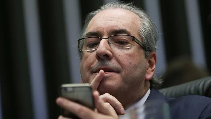 Em uma vitória da responsabilização política, o TRE-MG indeferiu o registro de candidatura de Eduardo Cunha a deputado federal. O ex-presidente da Câmara, cassado em 2016 por quebra de decoro, segue inelegível e fica fora das eleições de 2026.

A decisão acolheu o entendimento do Ministério Público Eleitoral: o prazo de oito anos de inelegibilidade só começou a correr após o fim da legislatura original, em janeiro de 2019. Cunha, protagonista do impeachment contra Dilma Rousseff e símbolo da velha política conservadora, perdeu a tentativa de retorno.

A Justiça Eleitoral deixou claro que tentar apagar o passado não apaga a lei.