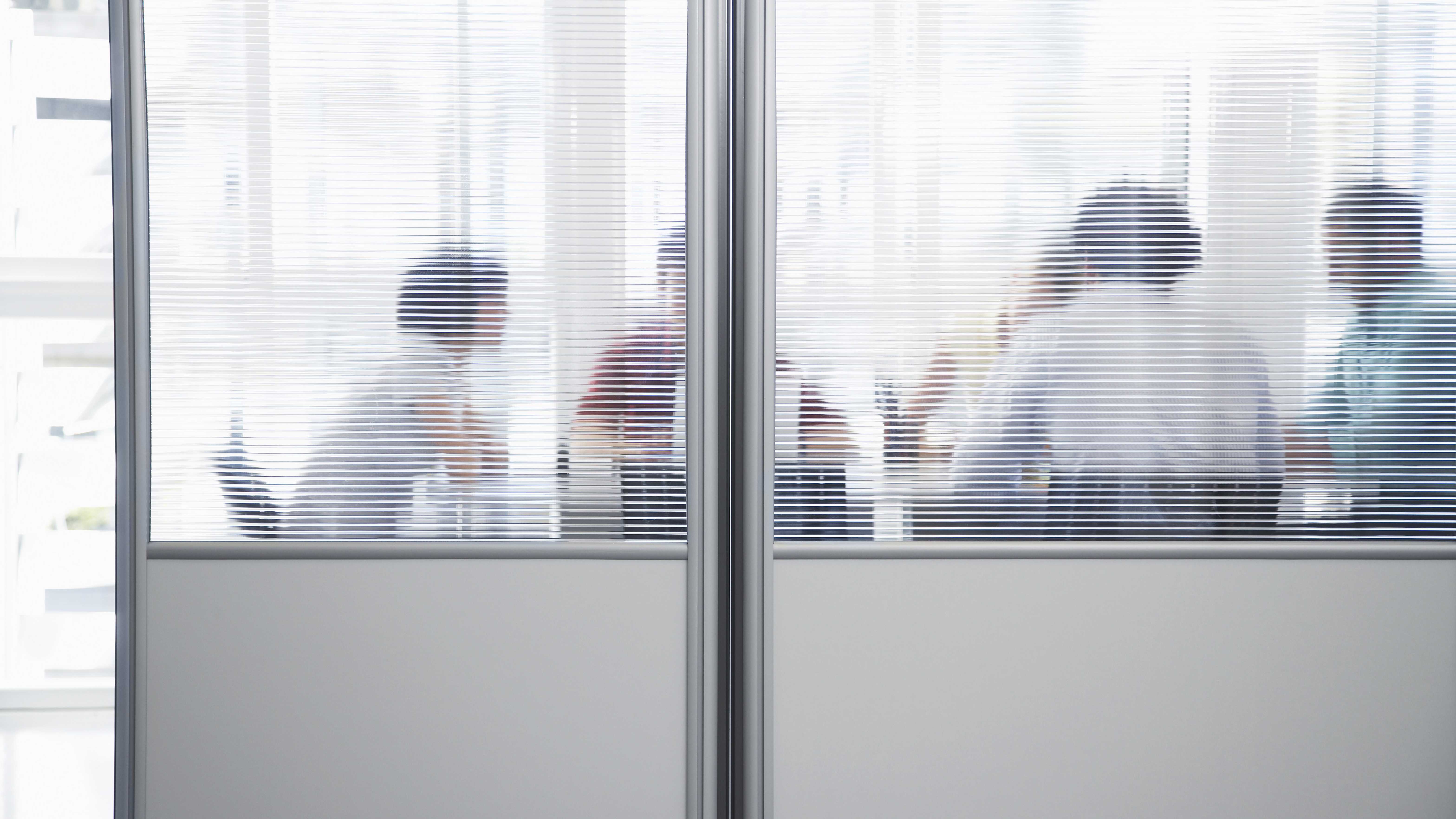 Os anotadores de IA dominaram o ambiente de trabalho, prometendo resumos automáticos e mais produtividade nas reuniões. Mas esse conforto tem um preço: ações coletivas contra gigantes como Otter, Fireflies, Microsoft Teams e Granola por gravar pessoas sem consentimento, armazenar impressões vocais biométricas e treinar modelos de IA com conversas privadas.

A pressão jurídica não atinge só os fabricantes dos apps — as empresas que liberam essas ferramentas para seus times também ficam expostas. Entre leis de interceptação e regras rígidas de privacidade biométrica, o recado é claro: é preciso adotar políticas internas robustas e obter consentimento explícito de todos os participantes antes de apertar o gravar.