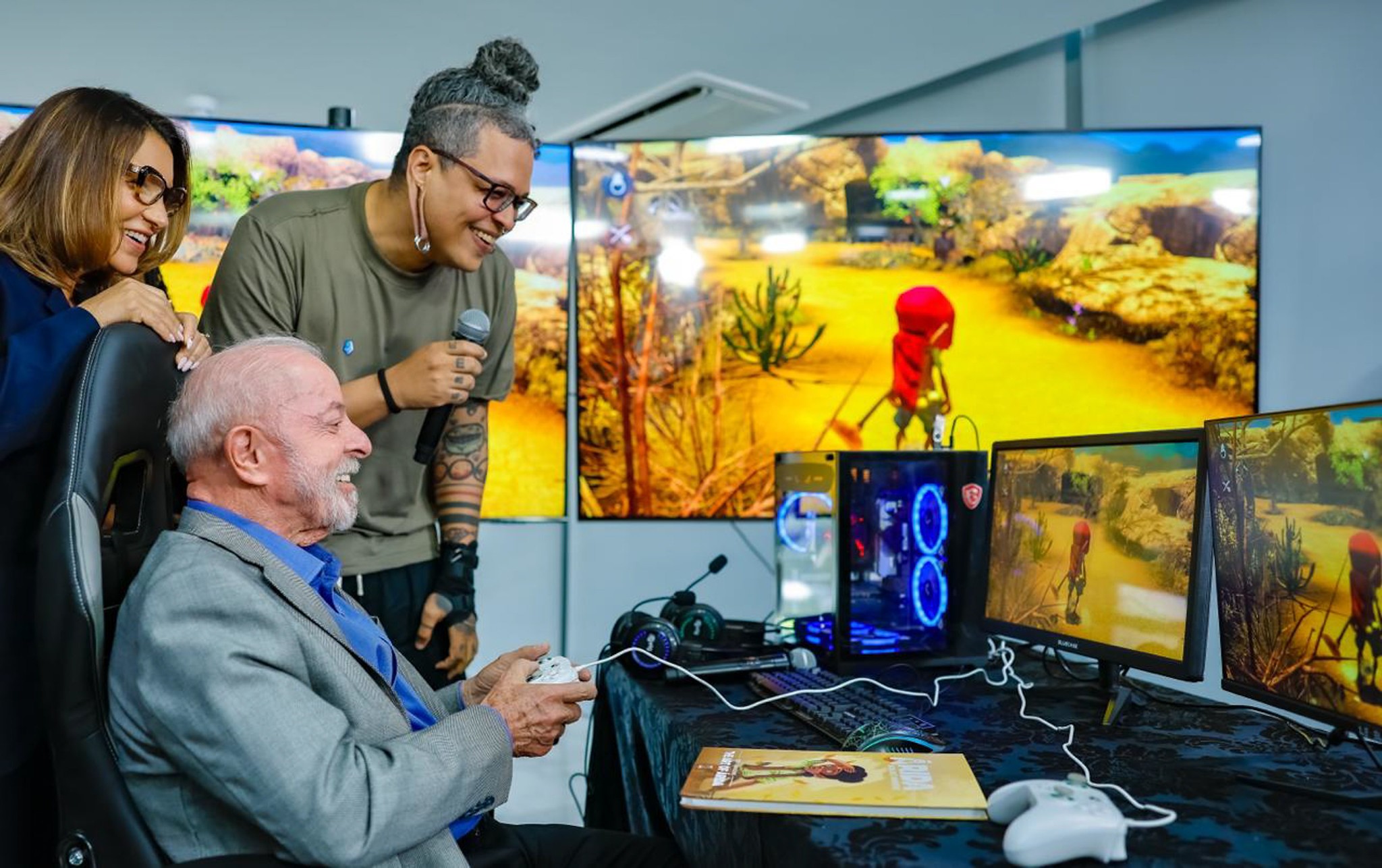 O Brasil acaba de dar um passo gigante para os games. O presidente Lula assinou o decreto que regulamenta o Marco Legal dos Jogos Eletrônicos, liberando incentivos fiscais pela Lei Rouanet e pela Lei do Audiovisual, o programa Rouanet Games e uma chamada pública de R$ 200 milhões da Finep voltada a startups e inovação. A medida também cria a plataforma pública Game Brasil para catalogar e divulgar os jogos nacionais.

O anúncio veio com recado político direto. Lula pediu que os jovens se organizem para defender conquistas sociais, lembrando que fazer é difícil e que destruir é apenas um passo, e rebateu o discurso conservador de guerra cultural. Novas graduações em cinco universidades federais e proteções de saúde para menores completam uma política que aposta na indústria criativa brasileira, valorizando desenvolvedores e a integridade criativa acima do lucro.