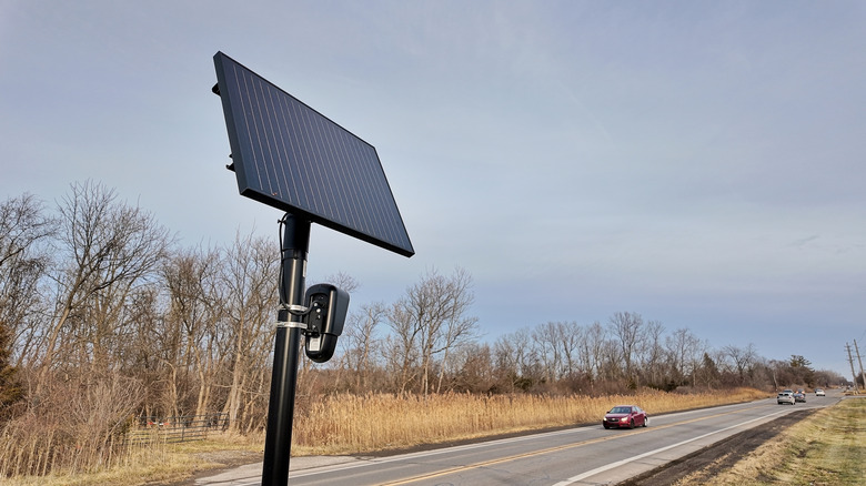 A Flock está indo muito além dos leitores automáticos de placas. A empresa estaria testando o OS Investigate, uma ferramenta de IA capaz de identificar e rastrear pessoas apenas pelo comportamento ao dirigir. Com um mapa, um intervalo de tempo e uma descrição de padrão de atividade, o algoritmo faz o resto.

Segundo investigações, o software cruza movimentos de veículos com registros policiais, chamadas ao 911 e bancos de identidade comercial para localizar testemunhas, suspeitos e até parentes. Especialistas em direitos civis alertam que o sistema transforma a polícia em uma máquina de pesca probatória, principalmente após casos de agentes usando câmeras da Flock para espionar e perseguir pessoas.

A expansão desse tipo de vigilância por IA é um alerta enorme para a privacidade e os direitos fundamentais.