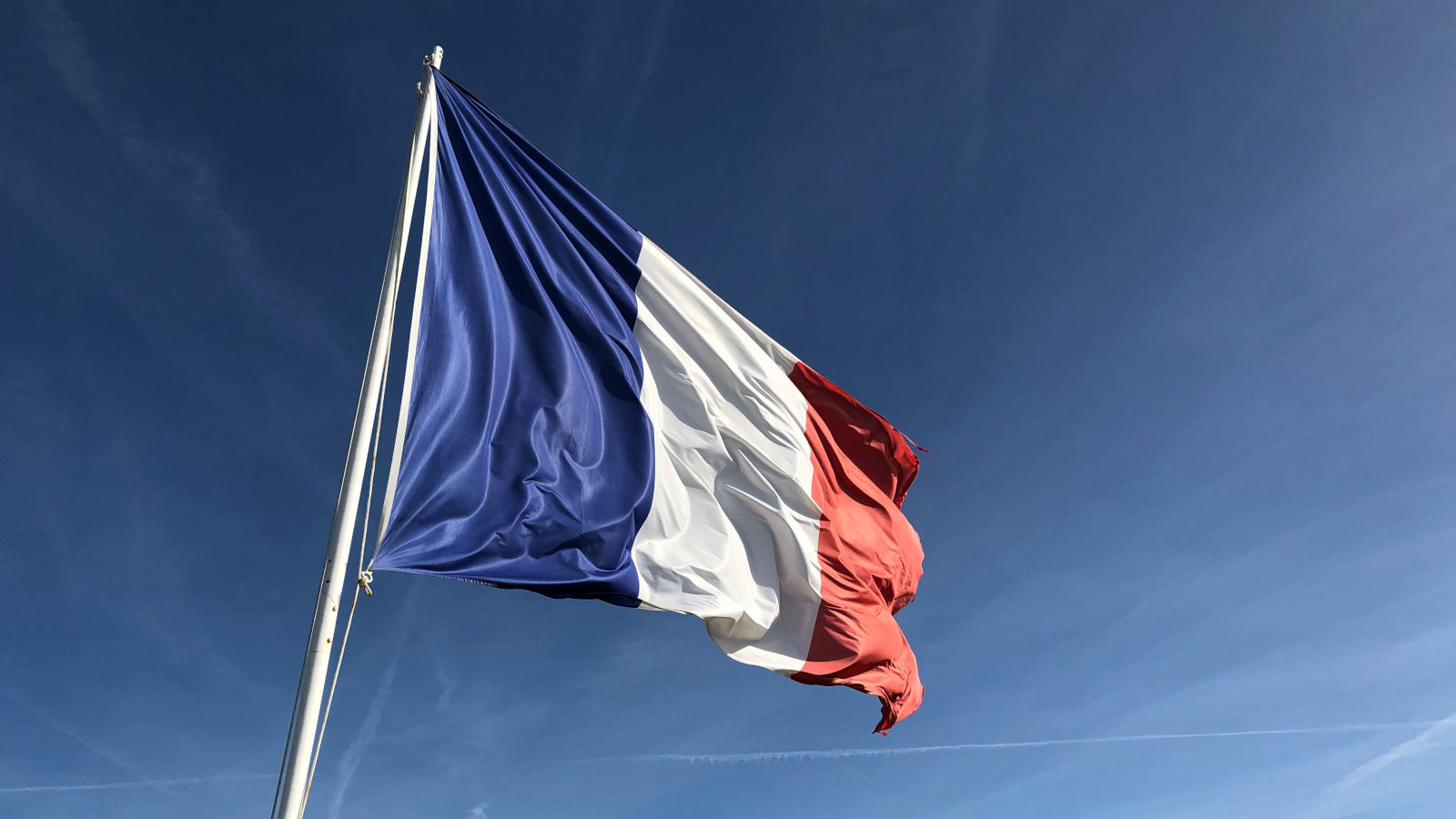 A França está lidando com mais um vazamento massivo de dados do governo. O Ministério da Economia e Finanças confirmou que invasores acessaram sistemas da Direção-Geral das Finanças Públicas (DGFiP) e roubaram dados fiscais e pessoais sensíveis de 678 mil pessoas e profissionais.

O vazamento veio a público depois que um ator de ameaças conhecido como ZeroBytes colocou um banco de dados roubado à venda em um fórum de hackers. As informações roubadas incluem renda tributável de referência, quociente familiar, alíquotas de retenção na fonte e dados cadastrais como endereços e tamanhos de imóveis. O governo afirma que IDs e senhas de usuários não foram comprometidos e está contatando diretamente os afetados.

Este é apenas o mais recente de uma onda de ataques cibernéticos contra órgãos franceses. Se você quer reduzir sua exposição digital enquanto esse caos continua, usar uma VPN focada em privacidade como a ProtonVPN é um primeiro passo inteligente.