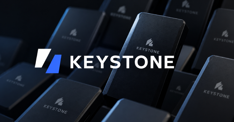 A Keystone está tomando uma atitude drástica depois que um atacante obteve a chave secreta usada para verificar a autenticidade de suas carteiras de hardware. A fabricante de carteiras cripto vai destruir 18.835 dispositivos não vendidos e enviar novas unidades com uma chave nova, alertando que carteiras falsificadas podem passar pela verificação online e colocar os fundos dos usuários em risco.

O incidente também expôs registros de envio de 25.964 compradores, embora frases de recuperação e chaves privadas não tenham sido afetadas. Proprietários que receberam um dispositivo após 20 de outubro devem contatar o suporte antes de usá-lo, e a Keystone está reduzindo a retenção de dados de clientes de 180 para 90 dias.