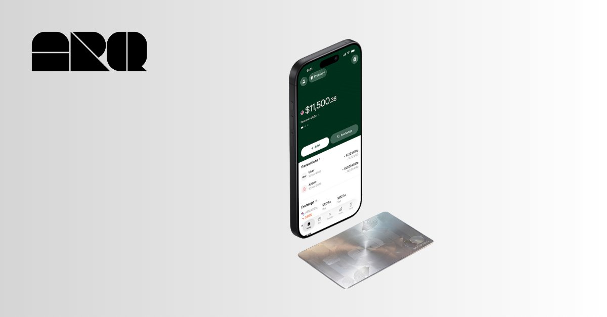 O ARQ, fintech antes conhecida como DolarApp, está oferecendo o cartão global físico de graça para novos usuários. A conta digital promete a menor taxa de conversão de moedas do mercado e permite comprar dólares ou euros digitais com taxas a partir de 0,5 por cento, tudo em um único aplicativo.

Com mais de 2 milhões de usuários no México, na Colômbia, na Argentina e no Brasil, o ARQ foi feito para gastar no exterior, enviar pagamentos internacionais instantâneos e ainda garantir cashback para membros Premium. O cartão físico é emitido fora do Brasil e usa principalmente o saldo em USDc ou EURc, sendo ideal para compras online e viagens.

O cadastro leva poucos minutos: registre-se pelo link de indicação, envie sua identidade, deposite via Pix e converta seus reais em poucos toques. O primeiro cartão físico sai de graça se você tiver mais de 100 dólares em saldo principal ou for usuário Premium, com entrega em 7 a 10 dias úteis.