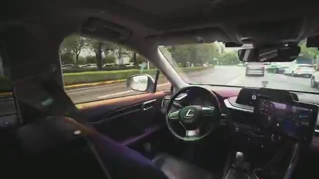 Um repórter soltou o volante e viu um carro dirigir, frear e estacionar sozinho. Em uma demonstração, o veículo autônomo percorreu ruas urbanas complexas, interpretando semáforos, desviando de ciclistas e pedestres e reagindo ao trânsito em movimento antes de encaixar numa vaga sem nenhuma intervenção humana.

A mágica roda em cima de câmeras, radares e muita inteligência artificial. Os carros de passeio ainda estão no nível 2 de automação, com o motorista atento ao volante, enquanto táxis autônomos em São Francisco e Xangai já levam passageiros sem ninguém dirigindo, embora apenas dentro de áreas mapeadas.

Essa é a linha de frente de uma disputa acirrada entre empresas americanas e chinesas por IA, baterias e chips. O prêmio é enorme, mas o risco também: obstáculos inesperados podem multiplicar o perigo de acidentes, e a regulação ainda corre atrás do barulho.