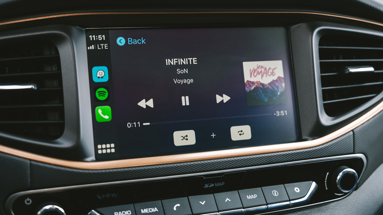 O Apple CarPlay é o jeito mais fácil de curtir suas músicas favoritas no carro, mas talvez você não esteja ouvindo tudo o que o sistema pode oferecer. Da vantagem do áudio lossless na conexão com fio a ajustes simples que transformam a experiência, pequenas mudanças fazem uma grande diferença.

Descubra por que o CarPlay com fio supera o wireless em qualidade sonora, como baixar faixas lossless antes de dirigir evita quedas na transmissão e como corrigir um bug curioso que deixa o volume baixo depois que a Siri fala. Seja no Apple Music ou no Spotify, essas dicas vão elevar o nível do seu trajeto diário.