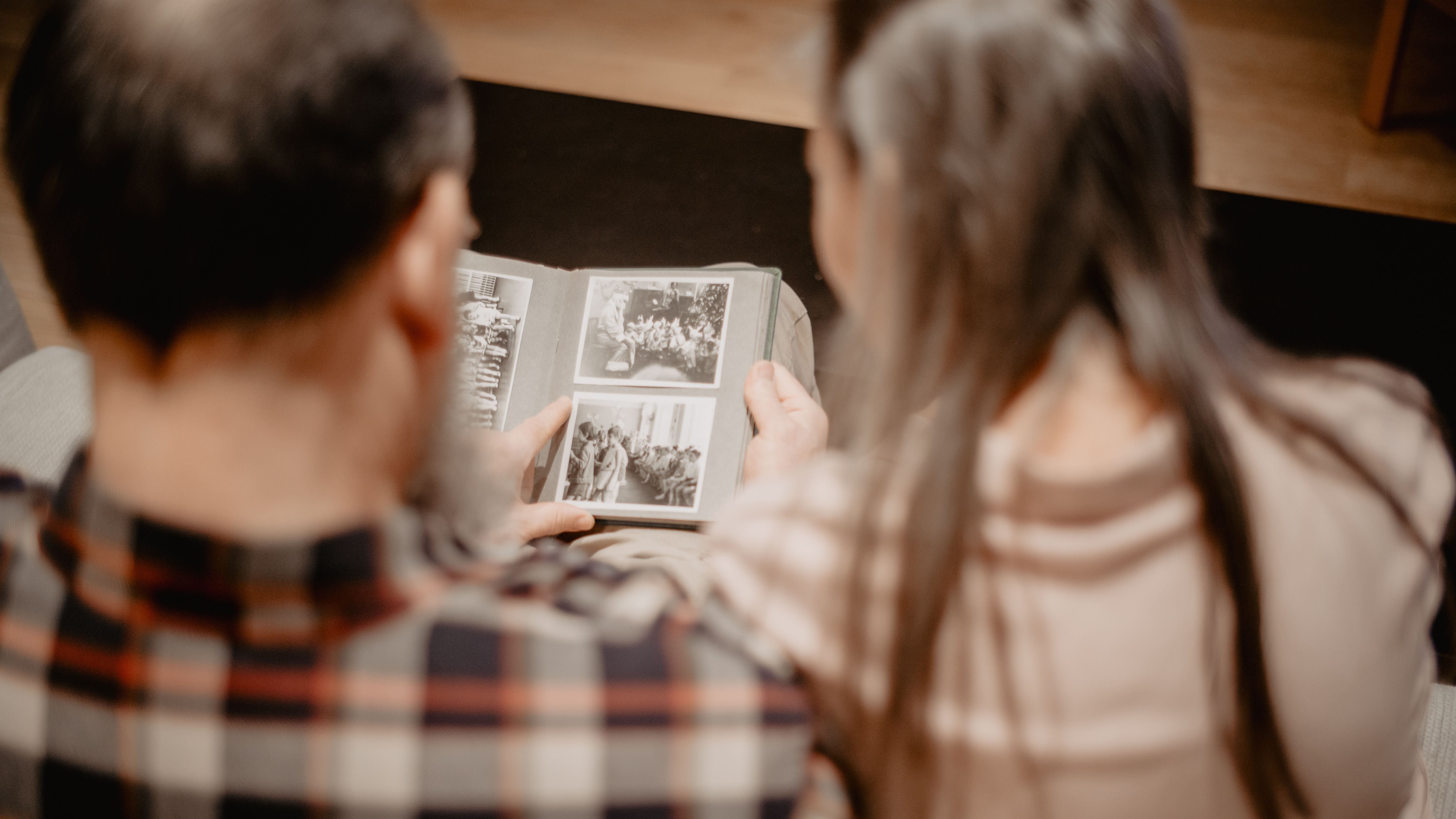 O dia da foto escolar é tradição nos Estados Unidos, mas a conta virou um problema: pacotes de fotógrafos profissionais podem passar de 100 dólares para famílias com mais de uma criança. Por isso, pais estão fazendo tudo em casa, fotografando os filhos e entregando as imagens ao ChatGPT para recriar o enquadramento e os clássicos fundos em degradê azul.

A prática se espalha rápido no TikTok, onde criadores mostram os resultados e brincam com o custo de vida. Nem tudo é brincadeira inofensiva, porém: algumas pessoas usam IA para apagar marcas d'água das prévias de fotógrafos e escapar do pagamento, o que pode configurar violação de direitos autorais. Outras alertam que enviar fotos de crianças a um chatbot levanta sérias dúvidas sobre privacidade.

É uma pequena rebelião contra um ritual caro, mas também força uma pergunta incômoda: quando a máquina consegue falsificar a lembrança, quem realmente é dono do momento?