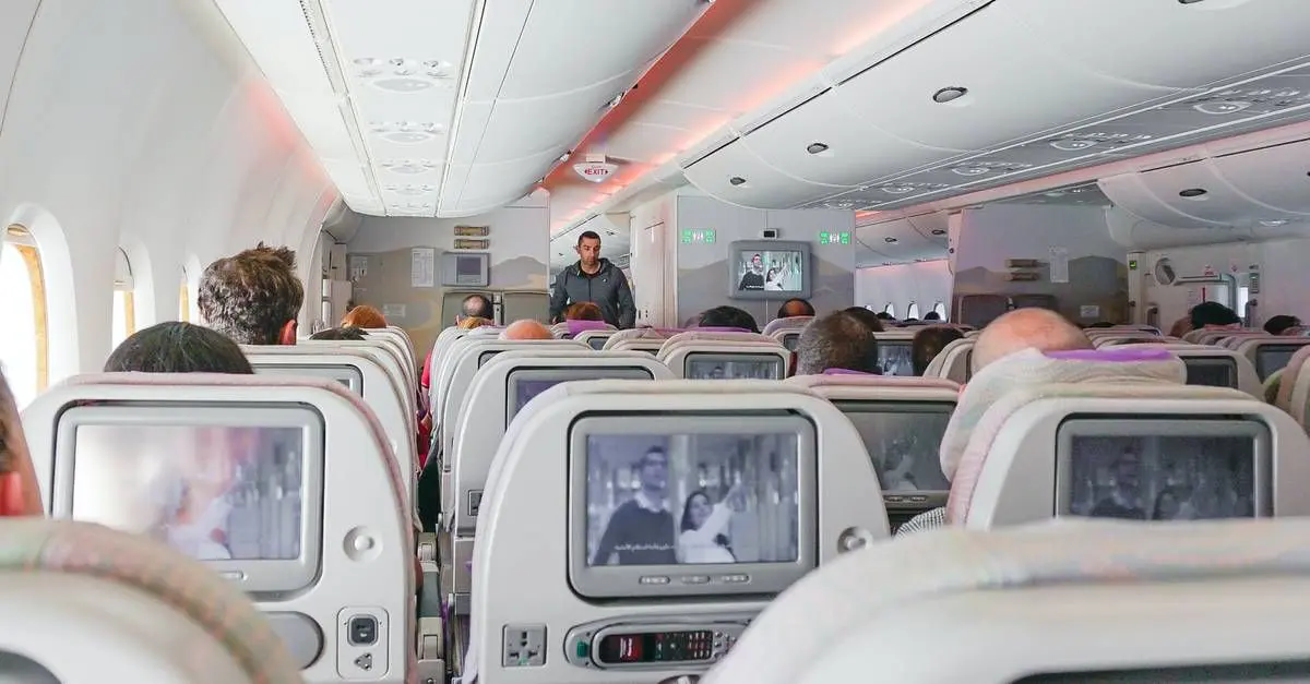 Escolher o assento certo no avião pode mudar completamente a sua experiência de viagem. Esse guia completo detalha os layouts mais comuns da Classe Econômica — 3-3-3, 3-4-3, 2-3-2 e 2-4-2 — e mostra exatamente quais assentos oferecem mais conforto, acesso fácil ao corredor e menos interrupções. Viajando sozinho ou acompanhado, você vai descobrir os melhores lugares e também os que devem ser evitados.

Das janelas às armadilhas dos assentos do meio, aprenda a equilibrar espaço para as pernas, acesso ao banheiro e tranquilidade durante o voo. Com base em mapas reais de aeronaves, essas dicas ajudam você a embarcar com mais confiança e desembarcar menos cansado.