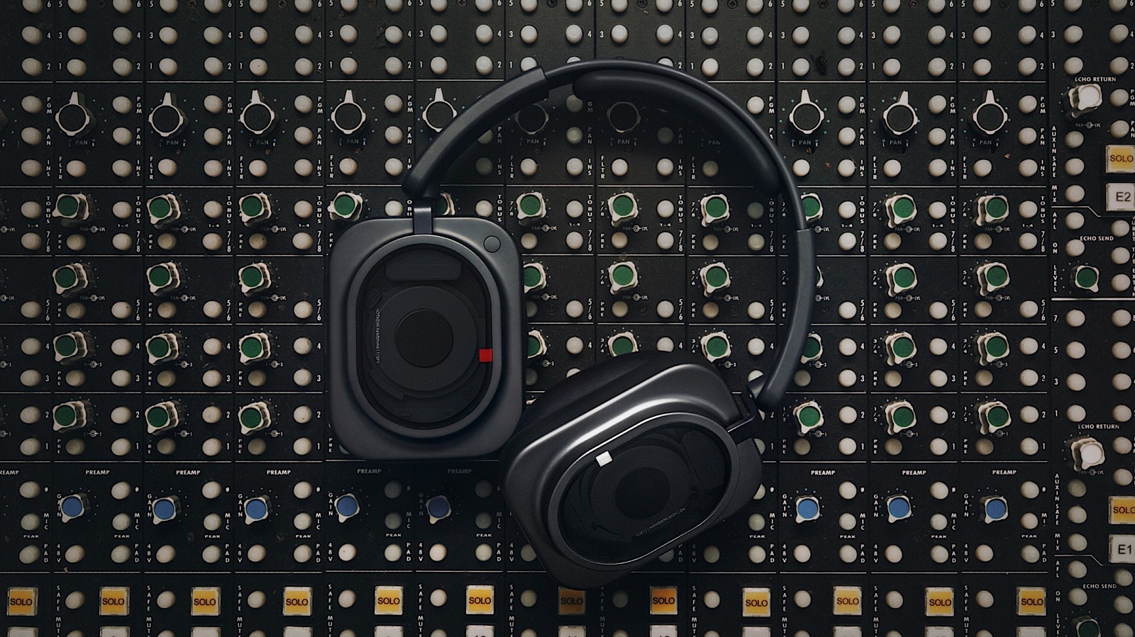 A Nothing apresentou o Headphone 1 Pro, seu novo fone topo de linha de US$ 399 que leva o áudio da marca para o território de estúdio. O modelo mantém o design transparente característico e adiciona controles físicos e um interruptor dedicado que desliga o equalizador e o áudio espacial para uma escuta plana e precisa.

Desenvolvido com a Metropolis Studios, o Headphone 1 Pro oferece LDAC, áudio hi-res de 24 bits, conexão sem fio lossless, três drivers para graves, vocais e instrumentos, além de Auracast como transmissor e receptor. A promessa é de até 32 horas com ANC ligado, 68 horas com ANC desligado, certificação IP52, 10 microfones e almofadas mais macias.

Ele já está à venda no site da Nothing, na Amazon e na Best Buy nos Estados Unidos, e a Nothing também anunciou V, do BTS, como embaixador global da marca. Para quem busca ajuste de nível profissional em um design ousado, este é o novo flagship para acompanhar.