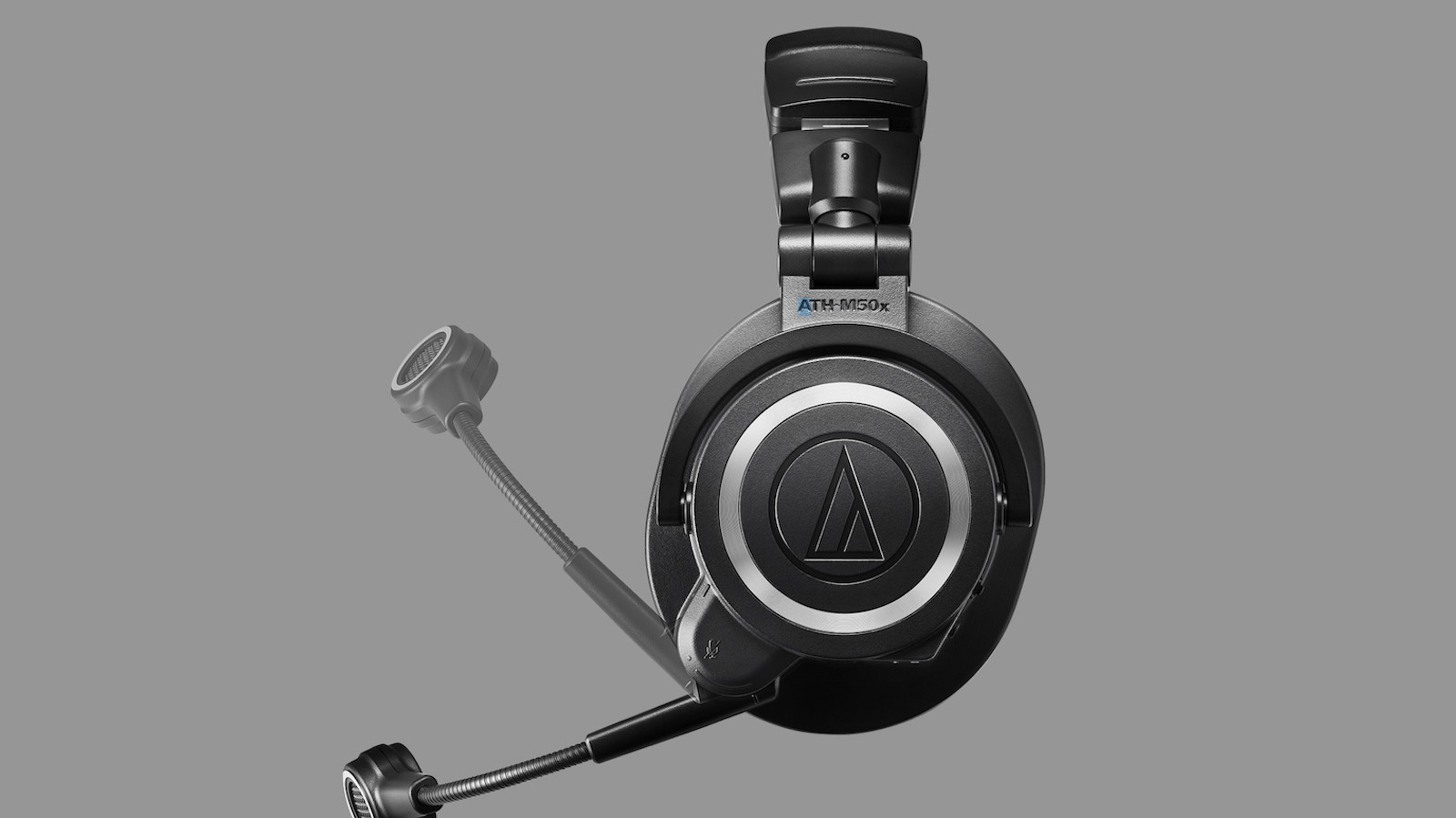 Audio Technica acaba de entrar na era sem fio na linha StreamSet, e o ATH-M50xSTS-WL foi feito para criadores que não podem perder tempo com atraso. O novo headset usa um transceptor USB de 2,4 GHz em vez de Bluetooth para manter a latência ultrabaixa no PC, no PS5 e no Switch 2, com cerca de 24 horas de bateria e a opção de continuar funcionando enquanto carrega. É uma atualização de hardware focada em criadores em uma indústria que precisa investir mais nas pessoas que fazem jogos, e não em demissões em massa e fechamentos de estúdios.

Por dentro, ele traz drivers de 45 mm dos fones de monitor ATH-M50x, microfone condensador cardioide em braço flexível que silencia quando é levantado e cancelamento adaptativo de ruído com dois níveis para destacar a voz acima de ventoinhas e ruídos do ambiente. Vem com dois conjuntos de almofadas intercambiáveis, custa US$ 299 e já está disponível.