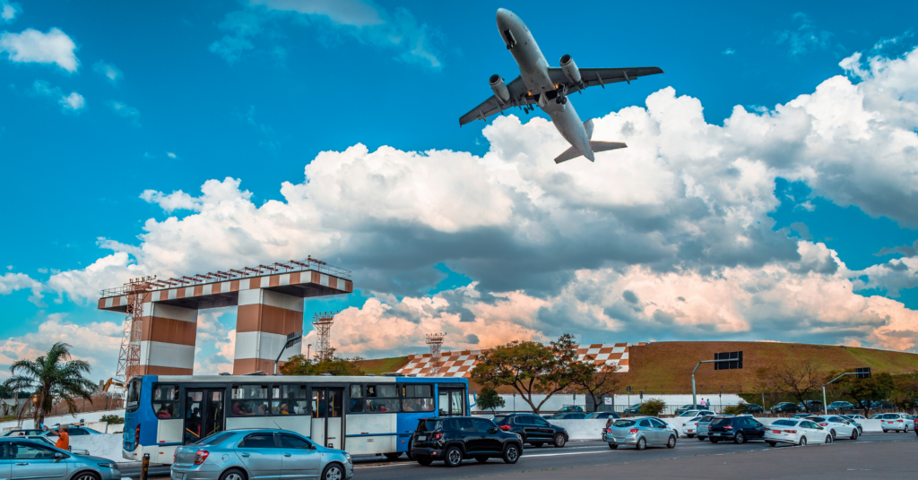 A partir deste sábado, quem chega de carro ao Aeroporto de Congonhas, em São Paulo, vai encontrar novas rotas internas. A concessionária Aena informou que as mudanças são necessárias para acomodar as obras de reforma do terminal.

As alterações afetam o acesso às áreas de embarque e desembarque, o estacionamento e o bolsão de carros de aplicativo. Passageiros que vêm pelo túnel Paulo Autran devem fazer uma curva à direita após a saída e contornar o bolsão de táxis para chegar ao terminal.

O acesso pela Avenida Washington Luiz segue sem mudanças. A Aena está trabalhando com a CET para adequar a sinalização durante o período de transição.