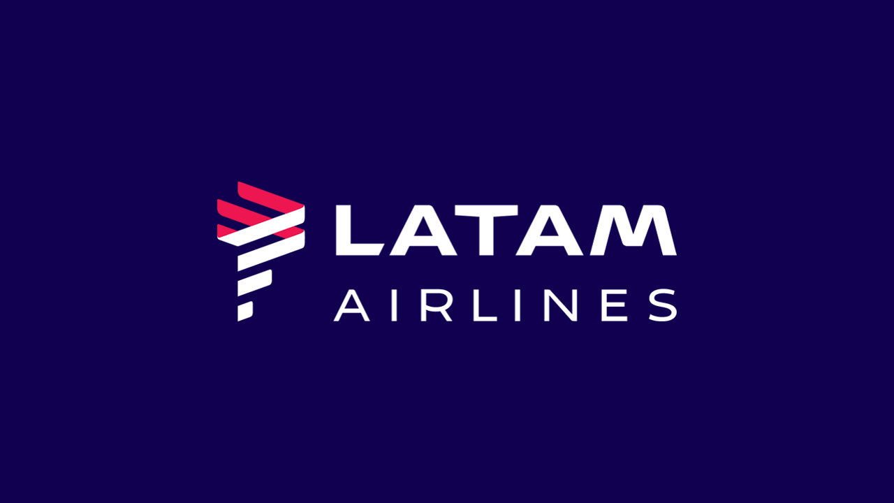 Ótima notícia para quem viaja entre Brasil e Colômbia: a LATAM vai começar a operar o Boeing 787-9 Dreamliner na rota São Paulo–Bogotá a partir de 25 de outubro. A aeronave de dois corredores eleva o padrão de conforto em um voo de cerca de seis horas, com 30 assentos-cama na executiva e 260 lugares na econômica.

É um upgrade e tanto em relação ao atual Airbus A320, que tem apenas um corredor e cerca de 180 assentos. A operação com o Dreamliner está prevista inicialmente até 28 de fevereiro de 2027, e ainda terá um terceiro voo diário entre Guarulhos e Bogotá. Se a demanda corresponder, o avião maior pode ficar de vez na rota.