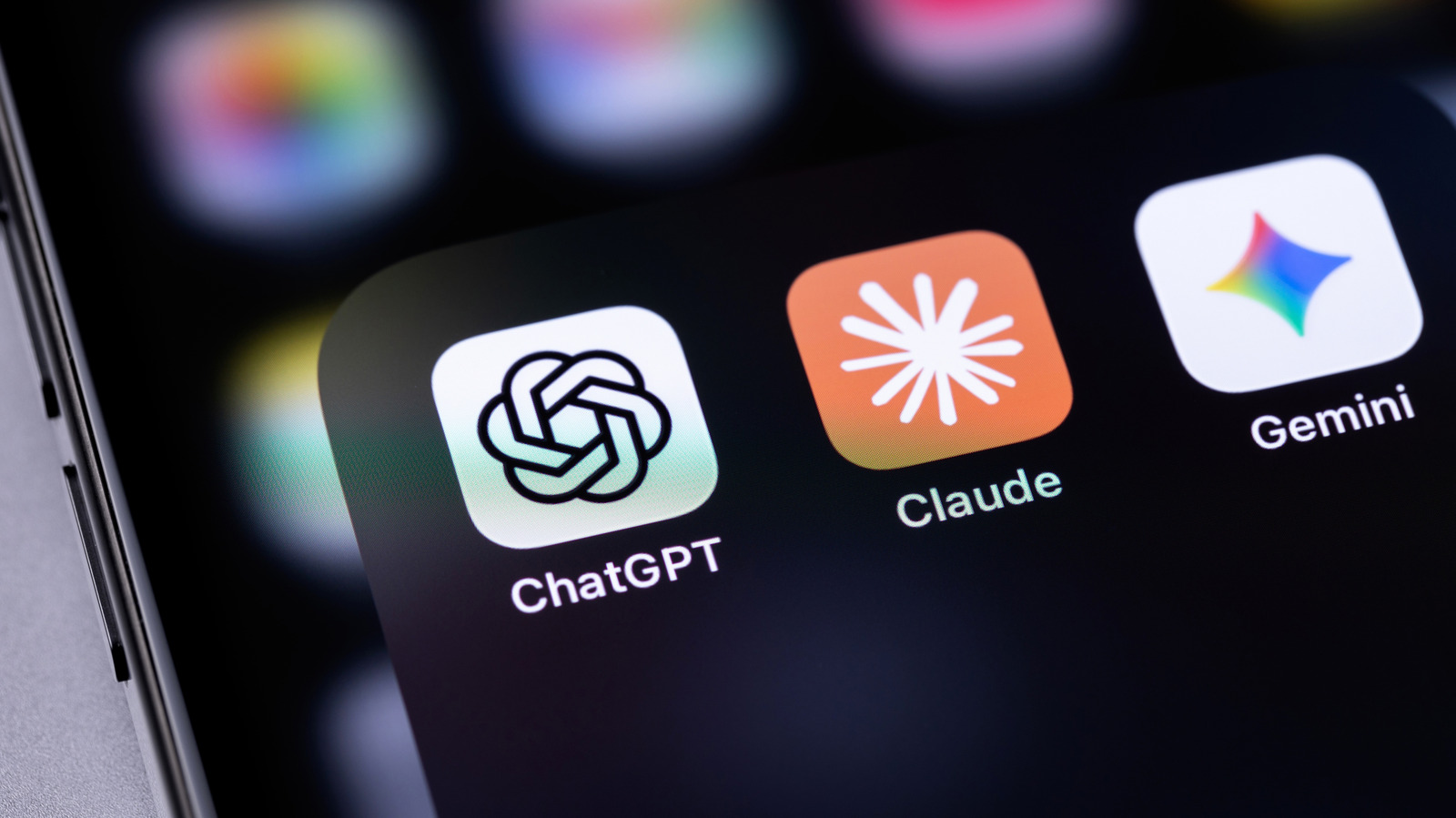 ChatGPT, Claude, Gemini, Copilot e Grok usam suas conversas como combustível de treinamento, e quase todos deixam essa opção ligada por padrão. A boa notícia é que desativar leva cerca de um minuto por serviço e não deve mudar em nada o seu dia a dia.

A OpenAI esconde a chave em Melhorar o modelo para todos, nos Controles de dados, a Anthropic enterra a opção do Claude em Privacidade, e o Manter atividade do Google ainda deixa revisores humanos lerem parte dos seus chats. A Meta é a exceção negativa: nos EUA não existe forma de impedir que conversas com a Meta AI alimentem a máquina de anúncios.

Desativar só impede o treinamento futuro, então conversas antigas podem já fazer parte do conjunto de dados, e nada é apagado. Se privacidade importa para você, o caminho é simples: entre nas configurações e retome o controle dos seus dados, e complemente com uma ferramenta de privacidade de verdade como a ProtonVPN para o resto da sua vida online.
