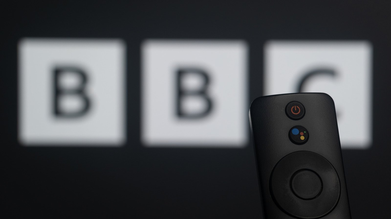O governo do Reino Unido avalia um plano ousado para estender a taxa de licença da BBC às plataformas de streaming, o que pode transformar a forma como o país financia a radiodifusão pública e o jornalismo local. Pela proposta, moradores podem pagar cerca de 240 dólares por ano para assistir legalmente a serviços como Netflix, Amazon, Disney+ e até YouTube.

Defensores argumentam que a mudança fecha uma brecha que permite driblar a taxa assistindo pelo celular ou notebook, e a receita extra seria destinada a fortalecer o jornalismo local e combater campanhas de desinformação.

Críticos temem o impacto no custo de vida e o peso de um imposto fixo sobre o entretenimento. Ainda assim, com a BBC enfrentando uma queda de 2 milhões de pagantes em cinco anos, o debate levanta uma questão maior: como financiar jornalismo confiável na era do streaming?