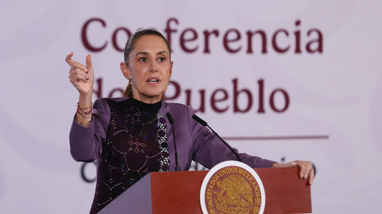 A presidente do México, Claudia Sheinbaum, assinou um decreto que obriga plataformas digitais a manter menores longe de conteúdo adulto, discurso de ódio, extremismo violento, material de automutilação e outros temas nocivos. As empresas têm agora 30 dias corridos para implementar as proteções obrigatórias.

As regras exigem que as plataformas removam contas e conteúdos que promovam violência, incluam classificação etária, ofereçam ferramentas de supervisão parental e denúncia, e apliquem configurações de privacidade mais rígidas para os mais jovens. Além disso, devem manter um canal de contato 24 horas por dia com as autoridades, preservar provas e acionar alertas quando surgirem conteúdos que ameacem vidas.

O decreto começa sem caráter punitivo, mas o governo deixou claro que buscará legislação específica caso as empresas não cumpram as exigências, com fiscalização a cargo da agência mexicana de transformação digital. É uma medida progressista e corajosa que coloca a segurança de crianças acima do lucro das plataformas, num momento em que Austrália, Europa, China e vários estados dos EUA correm para criar suas próprias leis de proteção digital infantil.