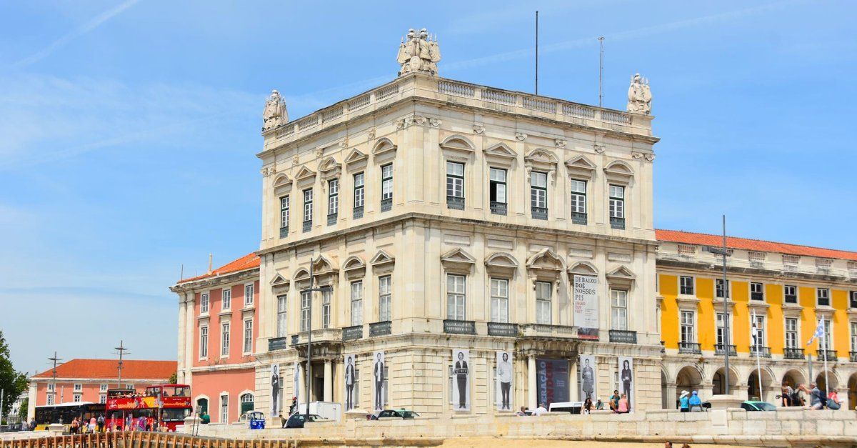 Sonhando em explorar Portugal? Você pode chegar lá usando milhas e pontos de grandes programas de fidelidade. Do LATAM Pass ao Smiles e Azul Fidelidade, existem várias estratégias para emitir sua passagem award.

A chave é entender as parcerias e alianças. Por exemplo, a TAP Air Portugal faz parte da Star Alliance, abrindo opções de resgate através de programas parceiros. A precificação dinâmica significa que a flexibilidade pode compensar.

Seja voando direto de São Paulo ou conectando pela Europa, há oportunidades a serem encontradas. Comece a planejar sua viagem a Portugal hoje mesmo usando as dicas deste guia.
